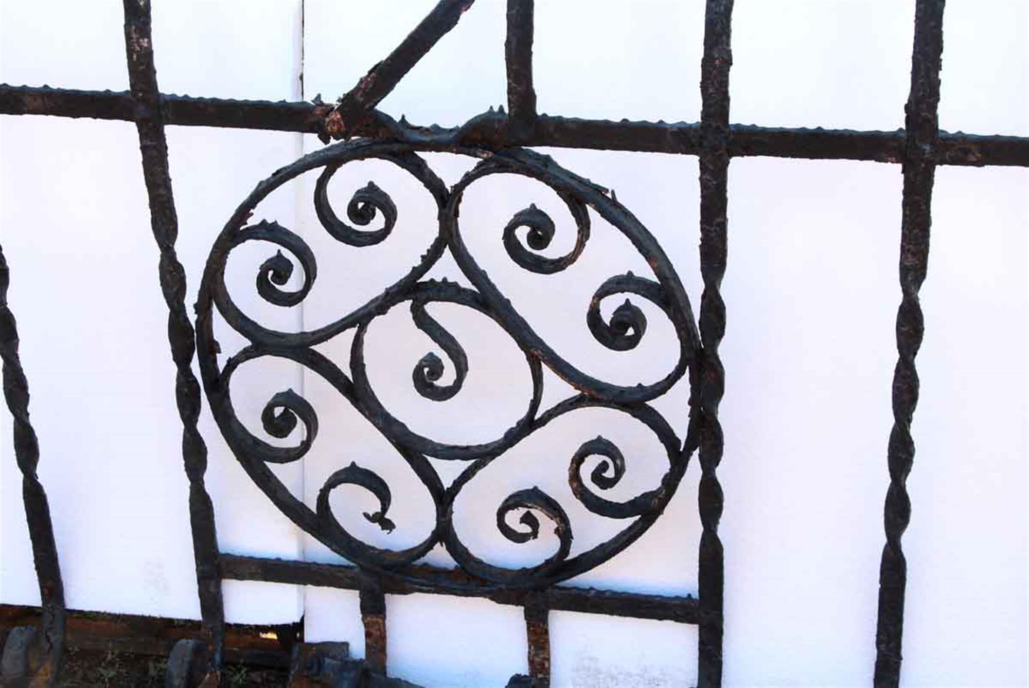 1880s Wrought Iron Bombay Balcony with Turns and Curls and a Central Medalion In Good Condition In New York, NY