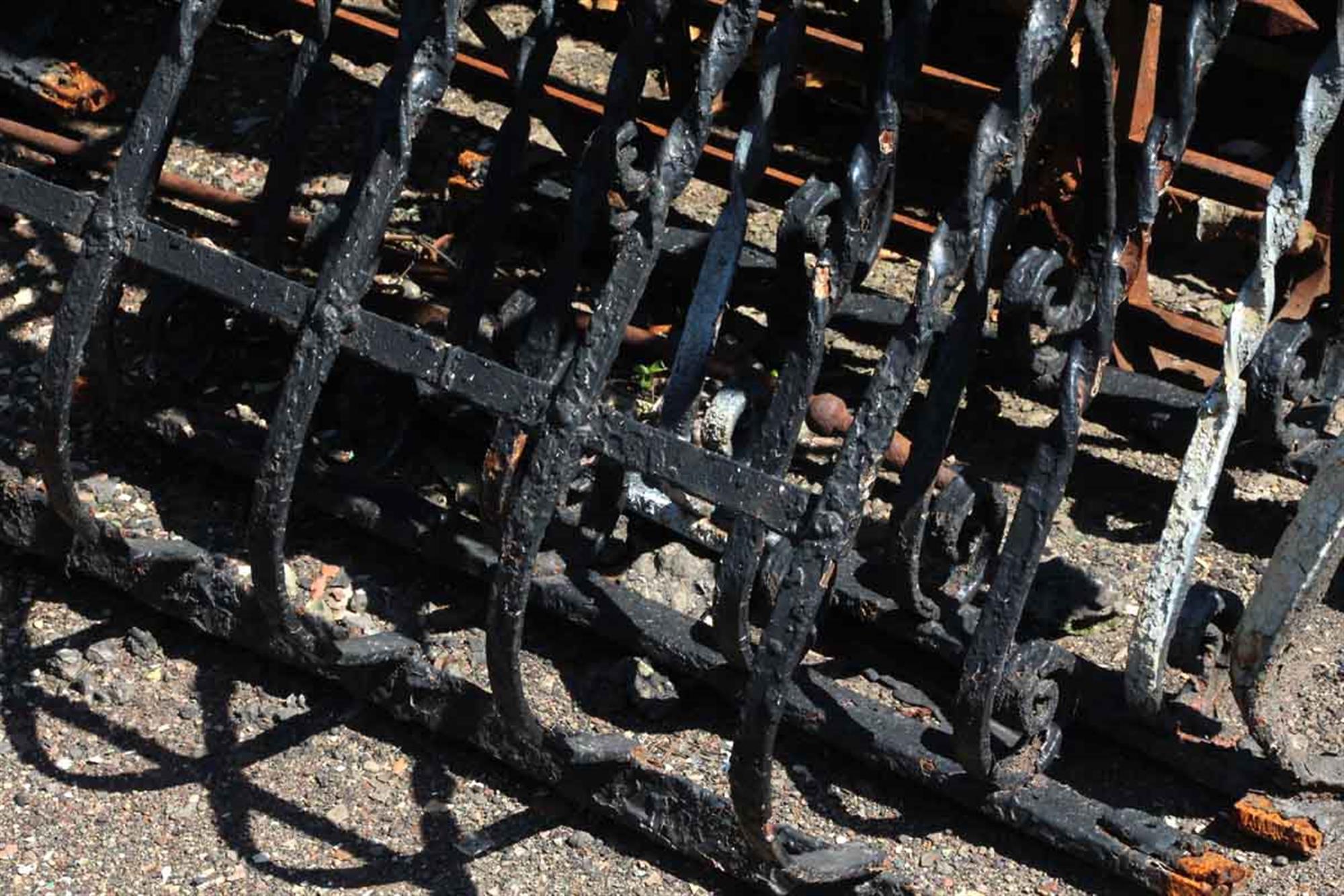 1880s Wrought Iron Bombay Balcony with Turns and Curls and a Central Medalion 4