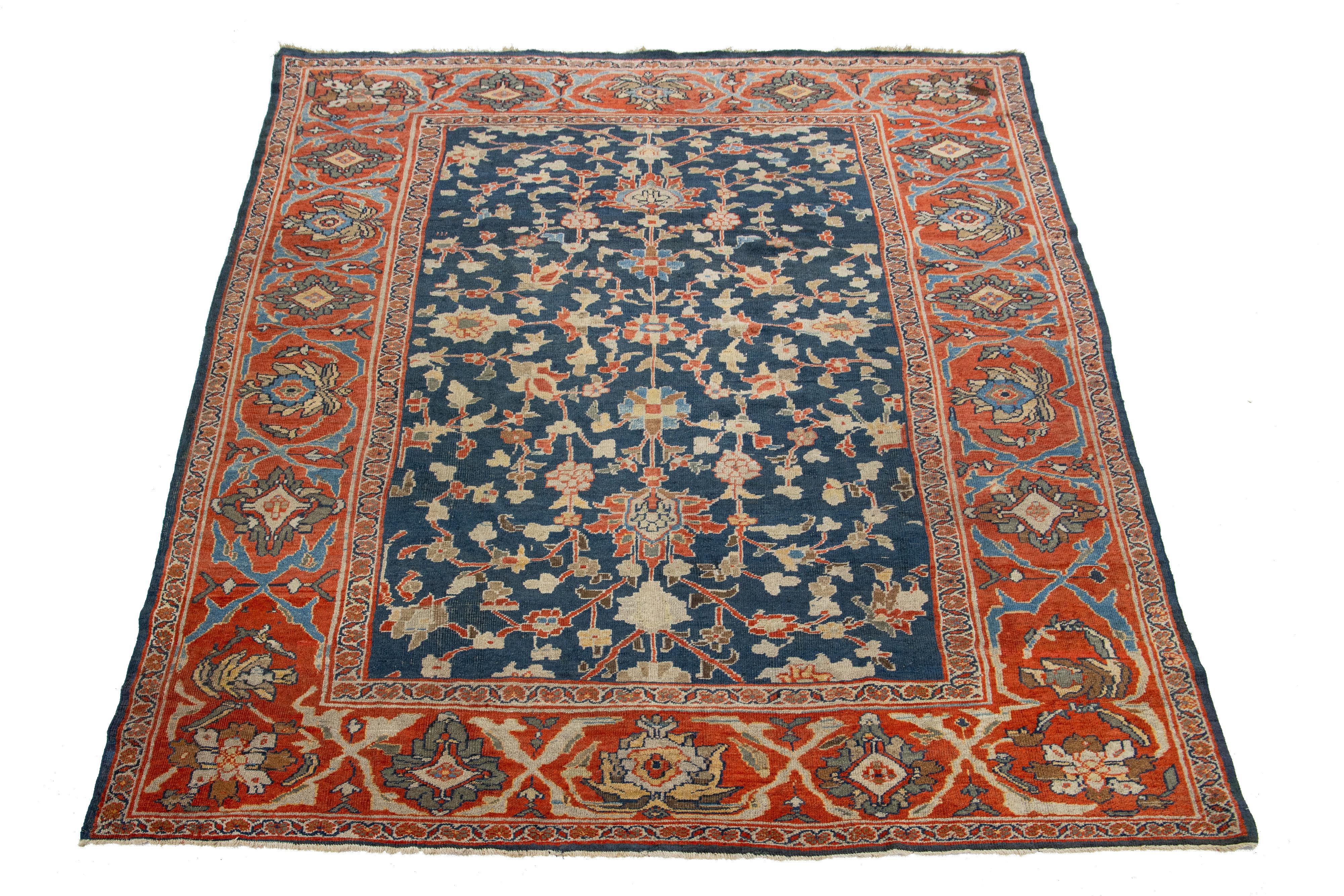 Erleben Sie die Eleganz eines handgeknüpften antiken Sultanabad-Teppichs. Dieser Teppich besticht durch ein fesselndes Design mit lebhaften mehrfarbigen Akzenten auf einem luxuriösen marineblauen Hintergrund.

Dieser Teppich misst 8'6