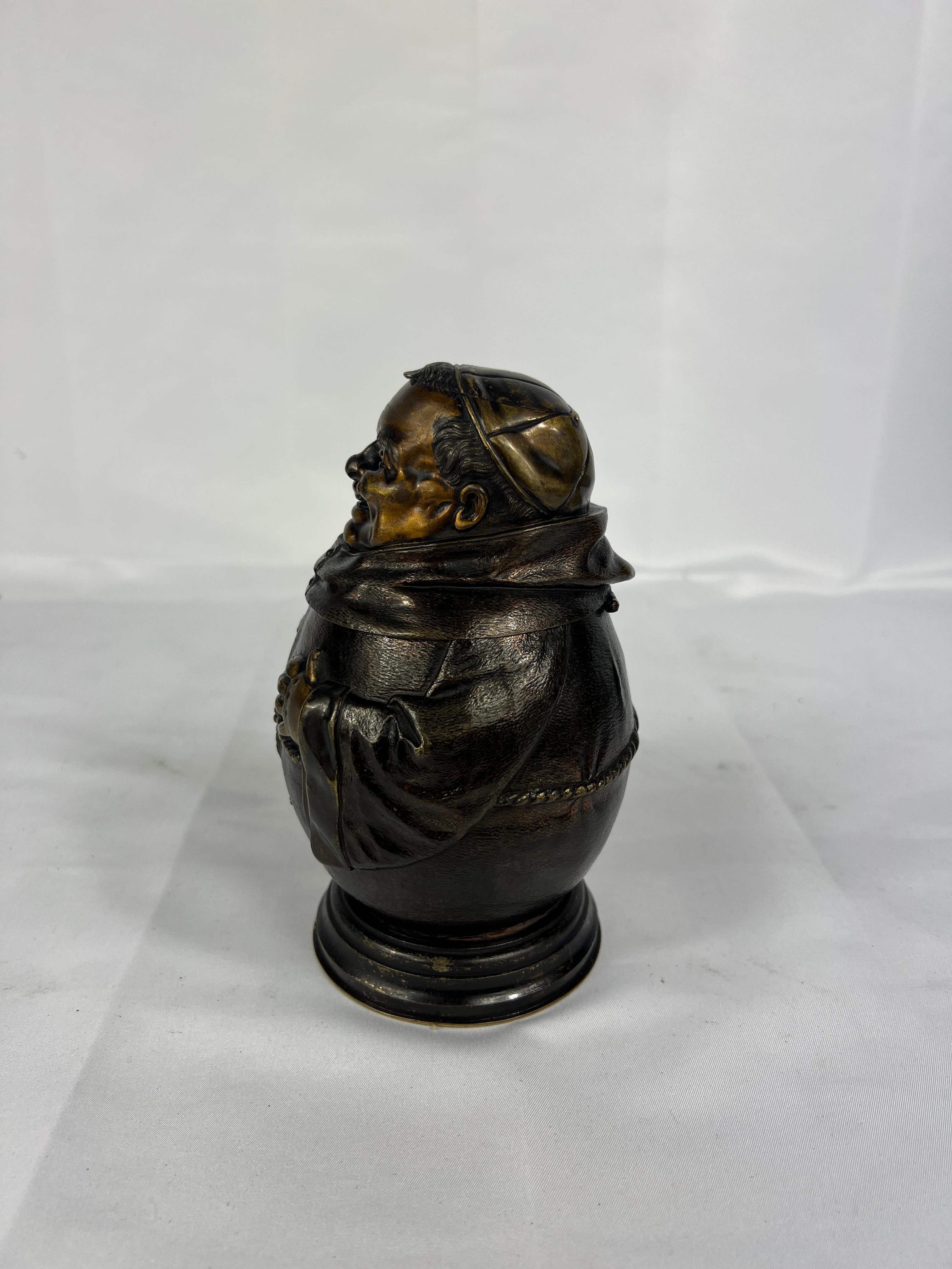 Inglese, circa 1881. Un dono molto importante del Principe di Galles (Edoardo VII) all'ammiraglio Henry Carr Glynn.

Questa affascinante scultura in bronzo raffigura un monaco gioviale in abiti tradizionali, dalla forma arrotondata e dai tratti