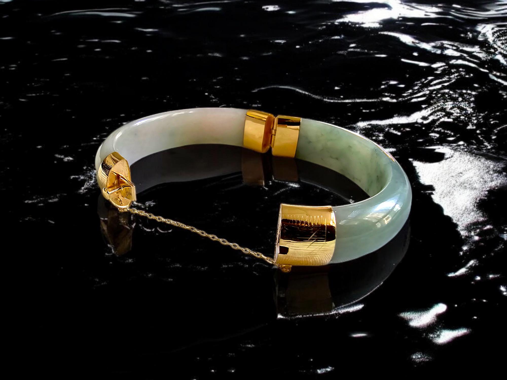 1881 Viceroy's Elliptical Green Burmese A-Jade Jadeite Bangle (with 14K Yellow Gold)

En utilisant la meilleure jadéite naturelle non traitée cueillie à la main en Birmanie, nous avons créé un bracelet d'autorité et de classe. Nous avons sélectionné