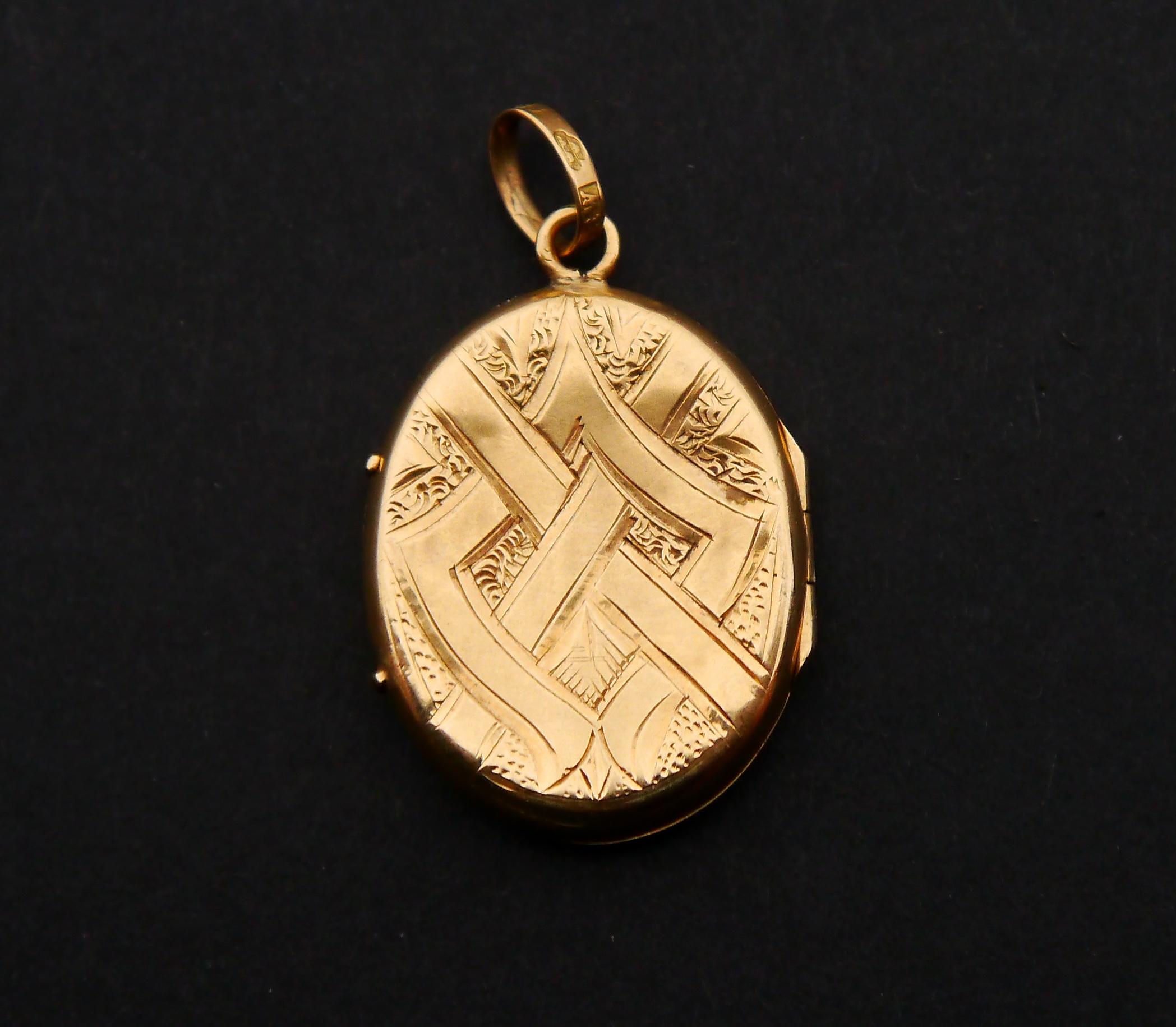 Arts and Crafts 1882 Antique Engraved Pendant Picture Locket solid 18K Yellow Gold / 3.7gr For Sale