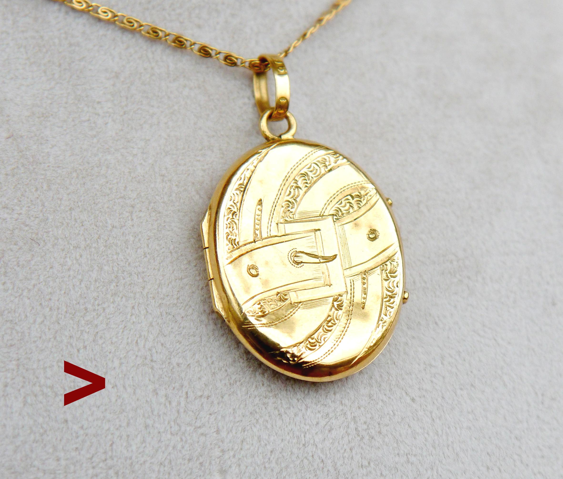 Women's or Men's 1882 Antique Engraved Pendant Picture Locket solid 18K Yellow Gold / 3.7gr For Sale
