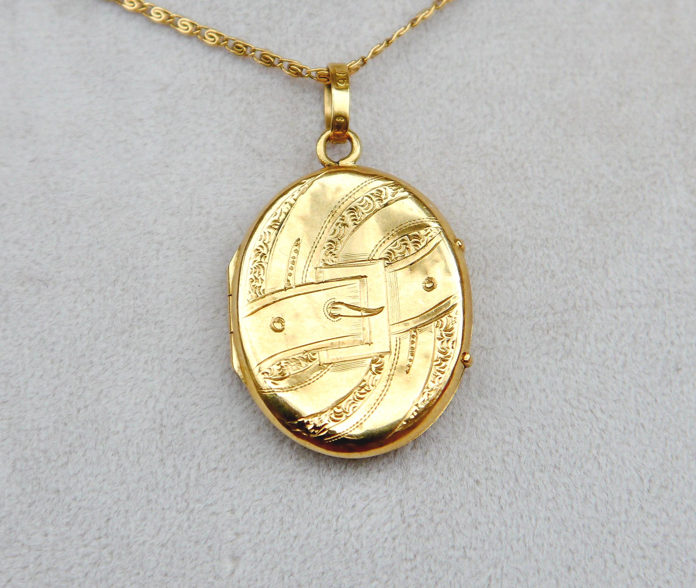 1882 Antique Engraved Pendant Picture Locket solid 18K Yellow Gold / 3.7gr For Sale 1
