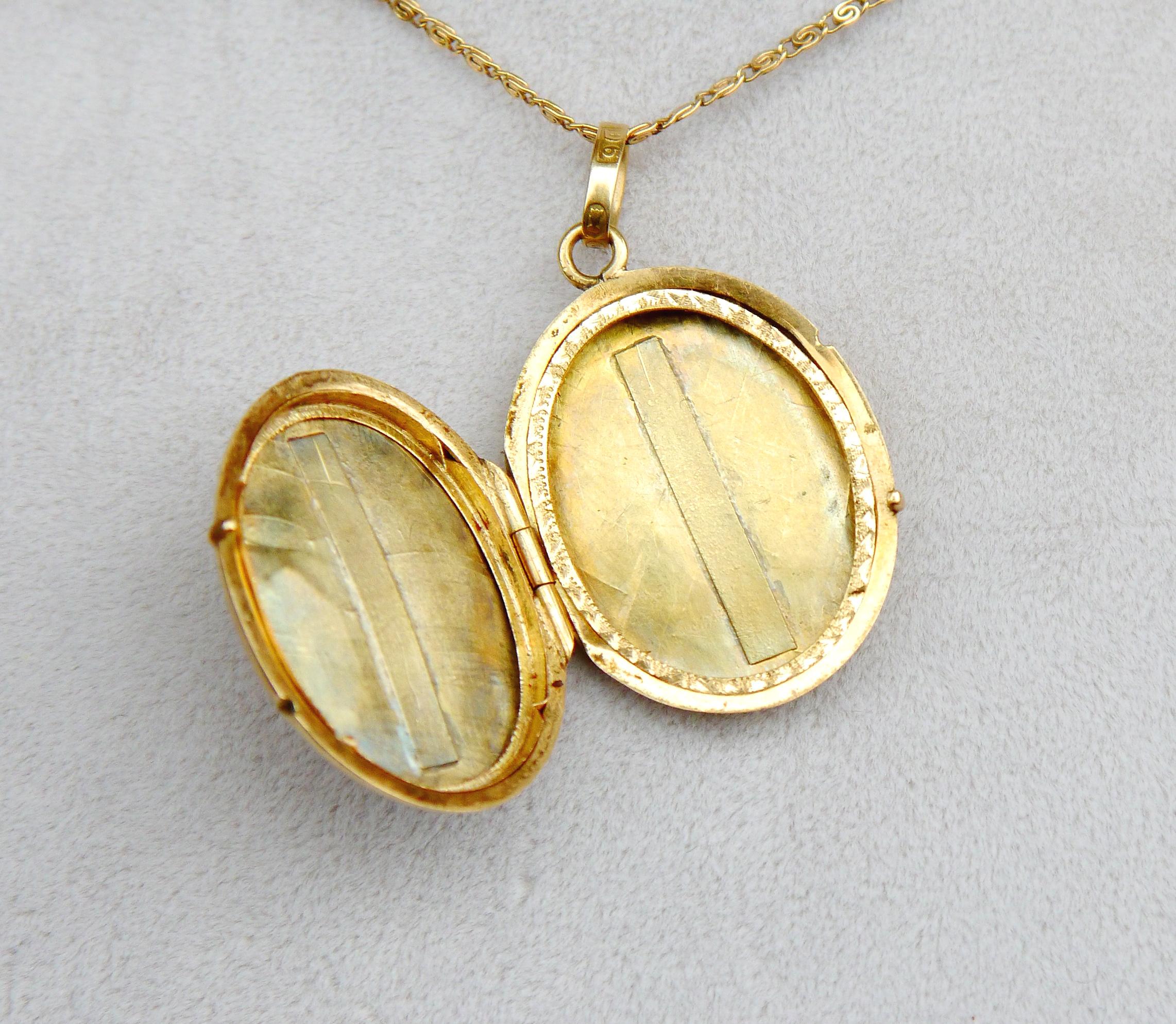 1882 Antique Engraved Pendant Picture Locket solid 18K Yellow Gold / 3.7gr For Sale 2
