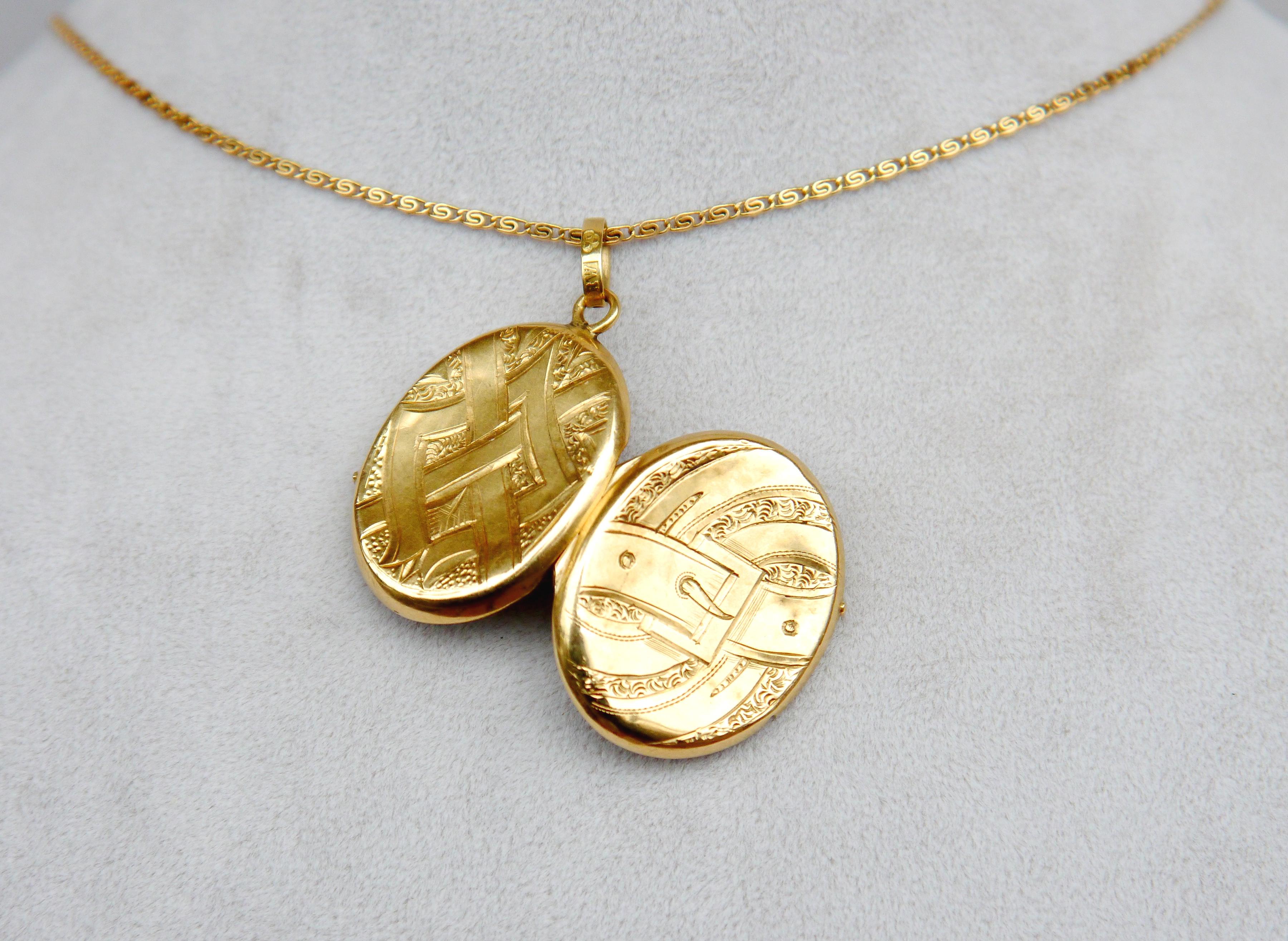 1882 Antique Engraved Pendant Picture Locket solid 18K Yellow Gold / 3.7gr For Sale 3