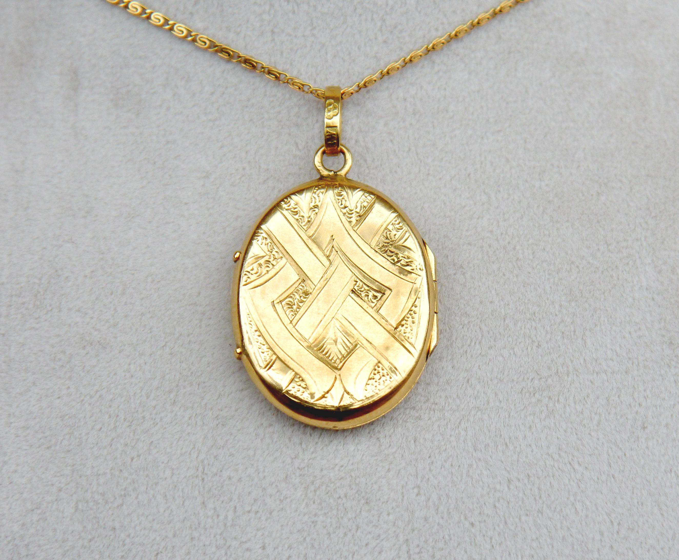 1882 Antique Engraved Pendant Picture Locket solid 18K Yellow Gold / 3.7gr For Sale 4