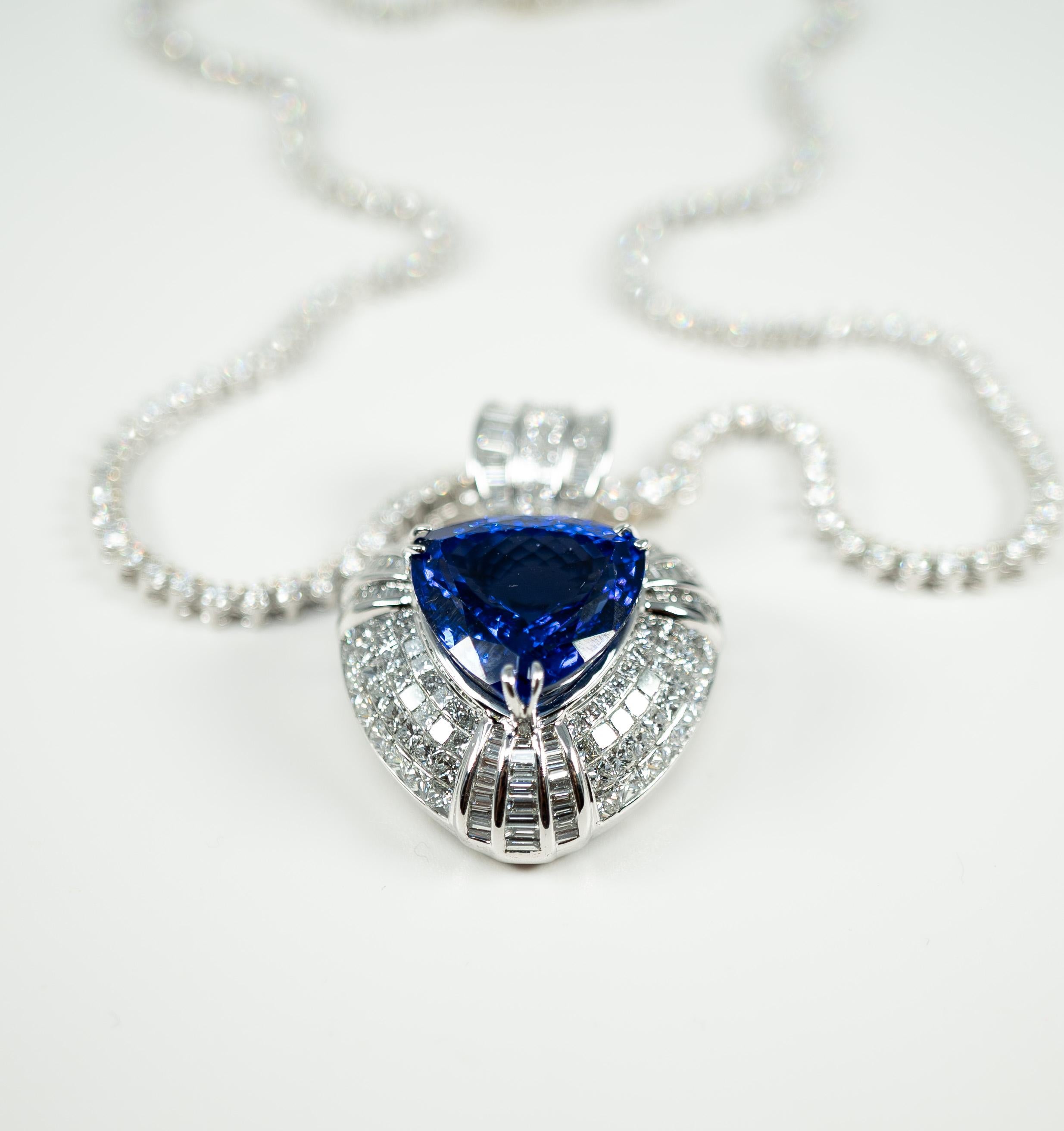 18.82 Carat Tanzanite and Straight Line Diamond Necklace For Sale 3