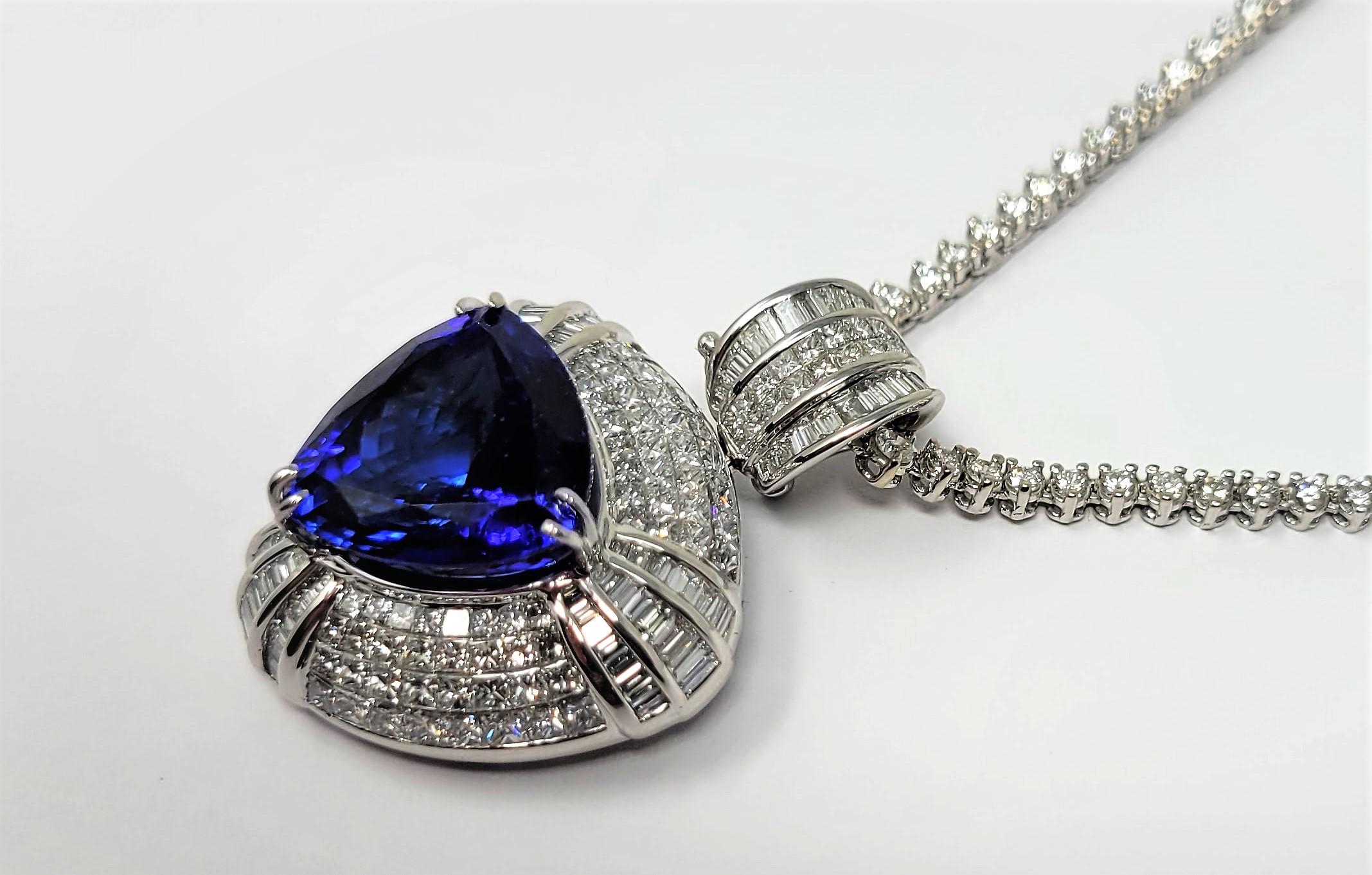 Moderne Collier de tanzanites et de diamants en ligne droite de 18,82 carats en vente
