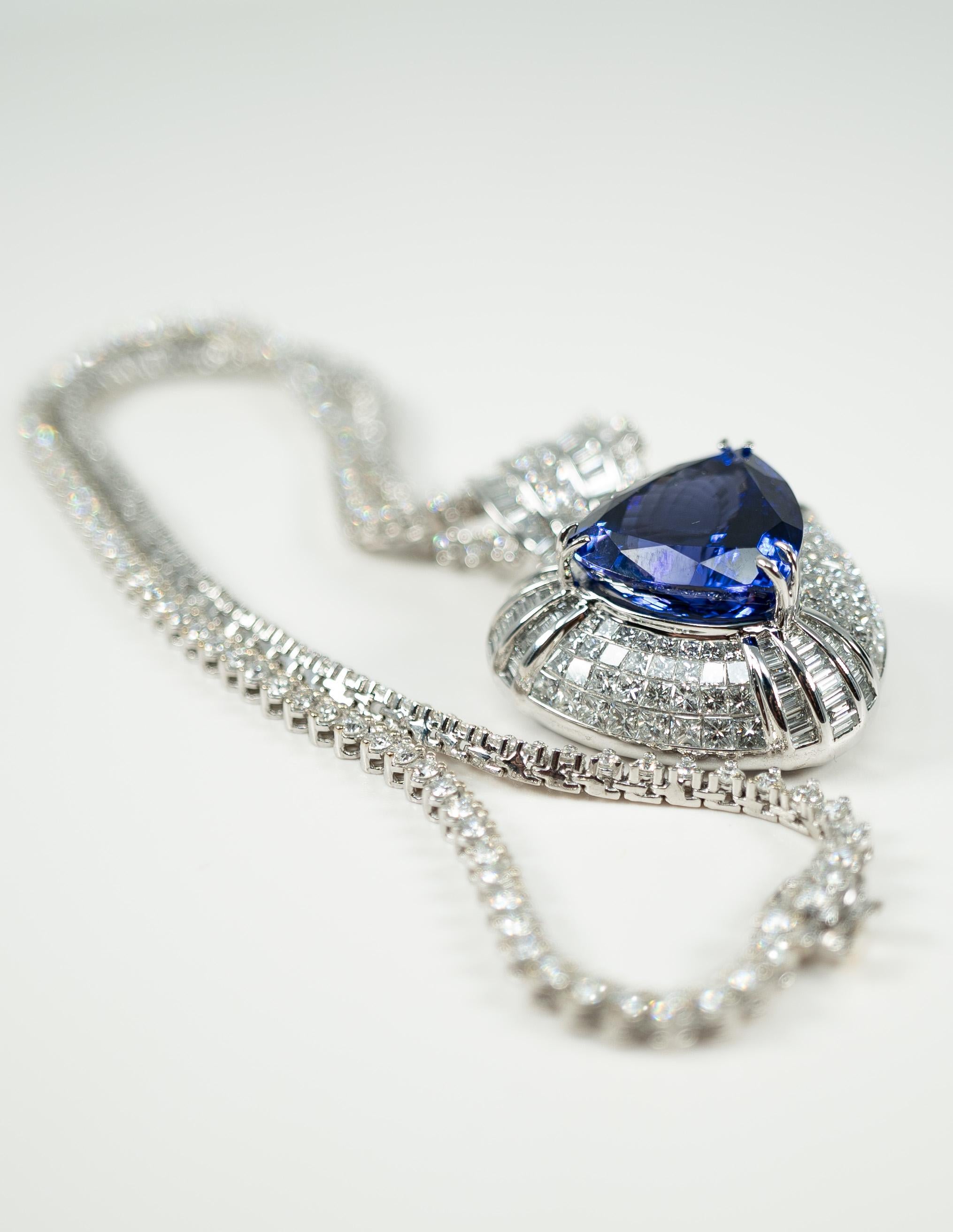 18.82 Carat Tanzanite and Straight Line Diamond Necklace For Sale 2