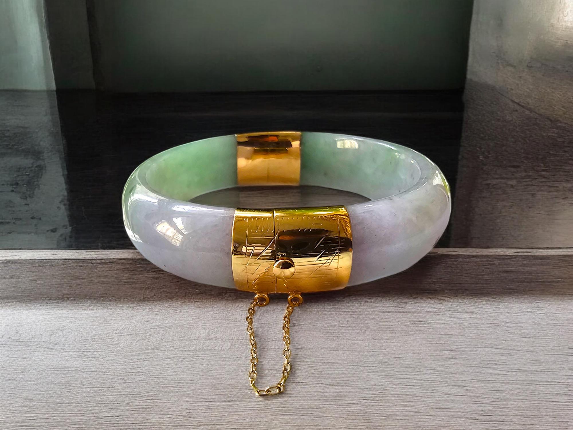 1882 Viceroy's Elliptical Burmese A-Jade Bangle Bracelet (with 14K Yellow Gold) In New Condition For Sale In Kowloon, HK