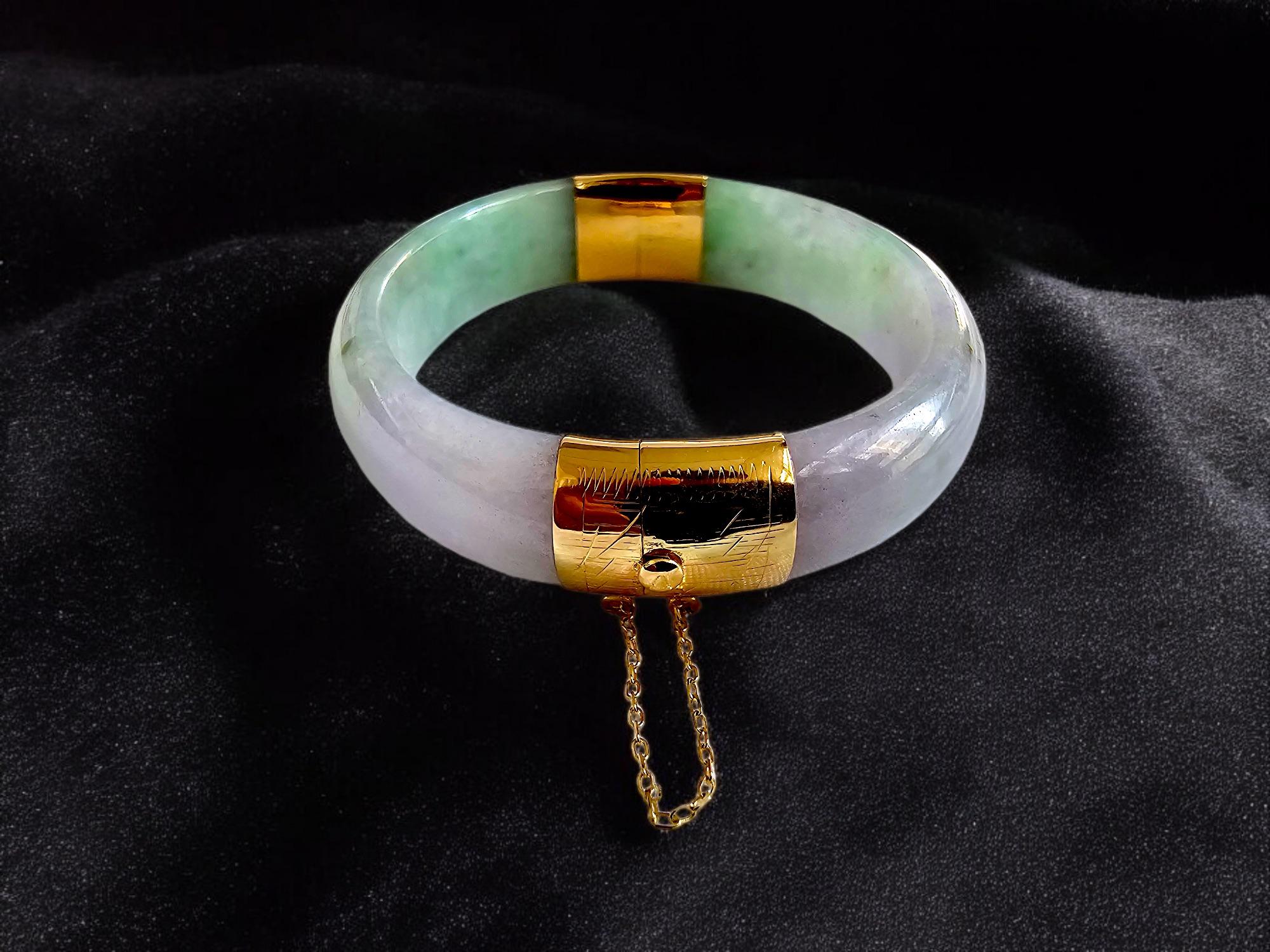 1882 Viceroy's Elliptical Burmese A-Jade Bangle Bracelet (with 14K Yellow Gold) For Sale 1