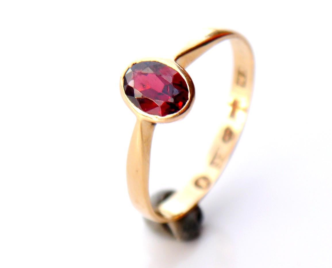 Anillo Antiguo, combinación clásica de Oro y Granate desde la antigüedad.

Montura maciza de Oro Amarillo rosado de 18 quilates + diamante antiguo de talla ovalada Granate Rojo natural.

Hand Made en Suecia. Sellos del fabricante ,ciudad de