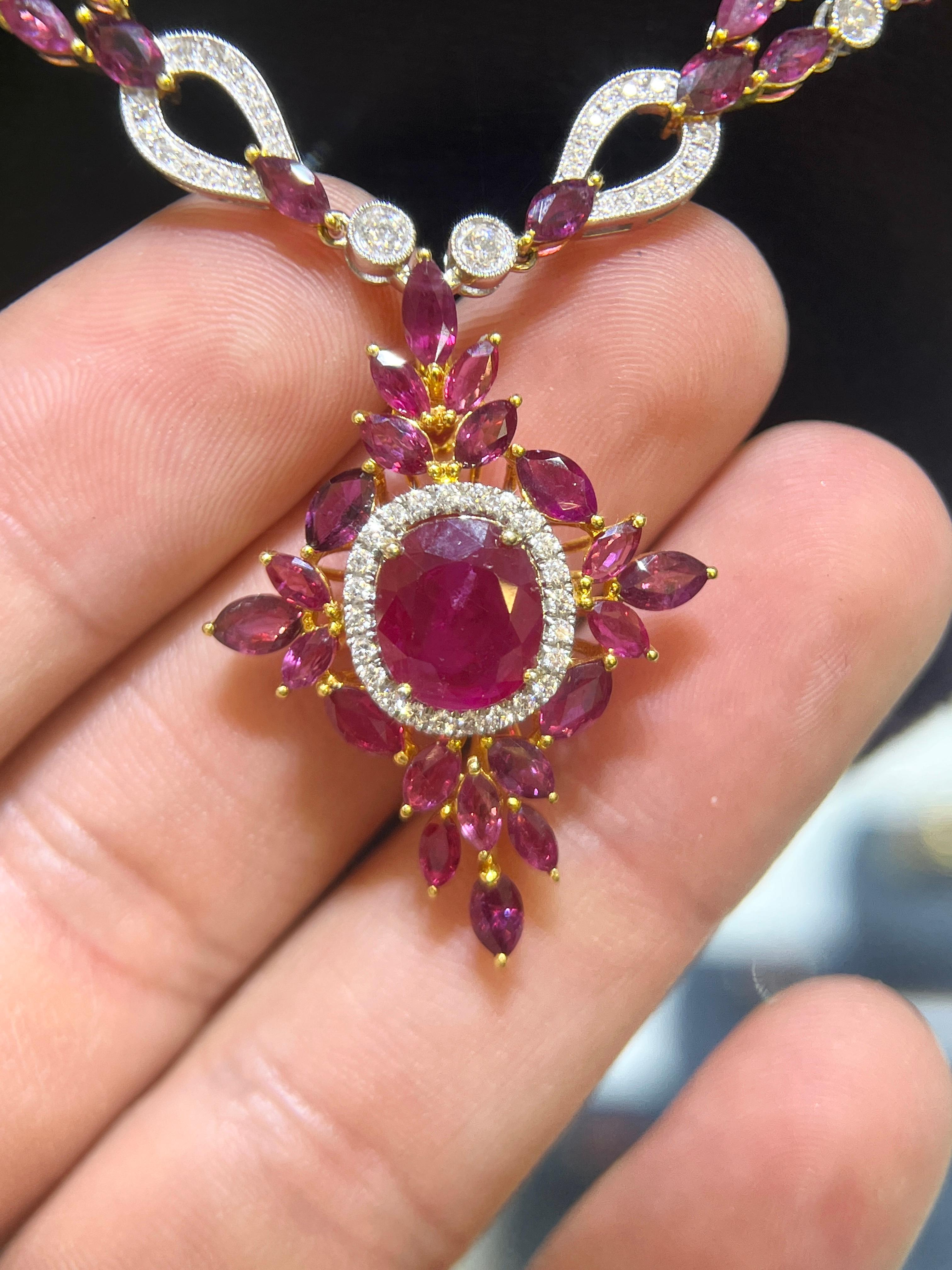 Collar en forma de cruz de oro macizo de 18,83 quilates de rubí natural y diamantes de talla mixta en Nuevo estado para la venta en Miami, FL