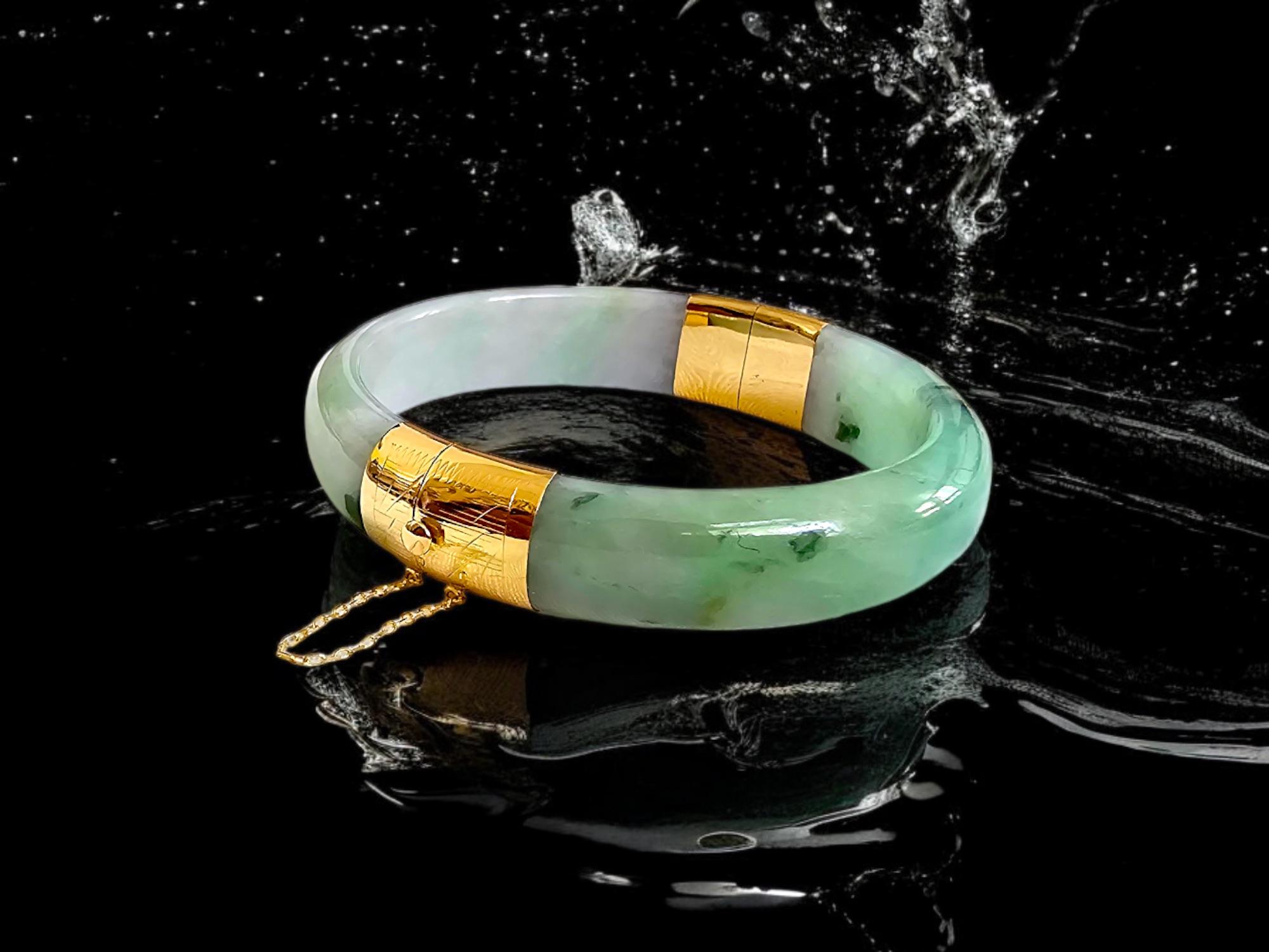 1883 Viceroy's Elliptical Burmese A-Jade Bangle Bracelet (with 14K Yellow Gold) For Sale 5