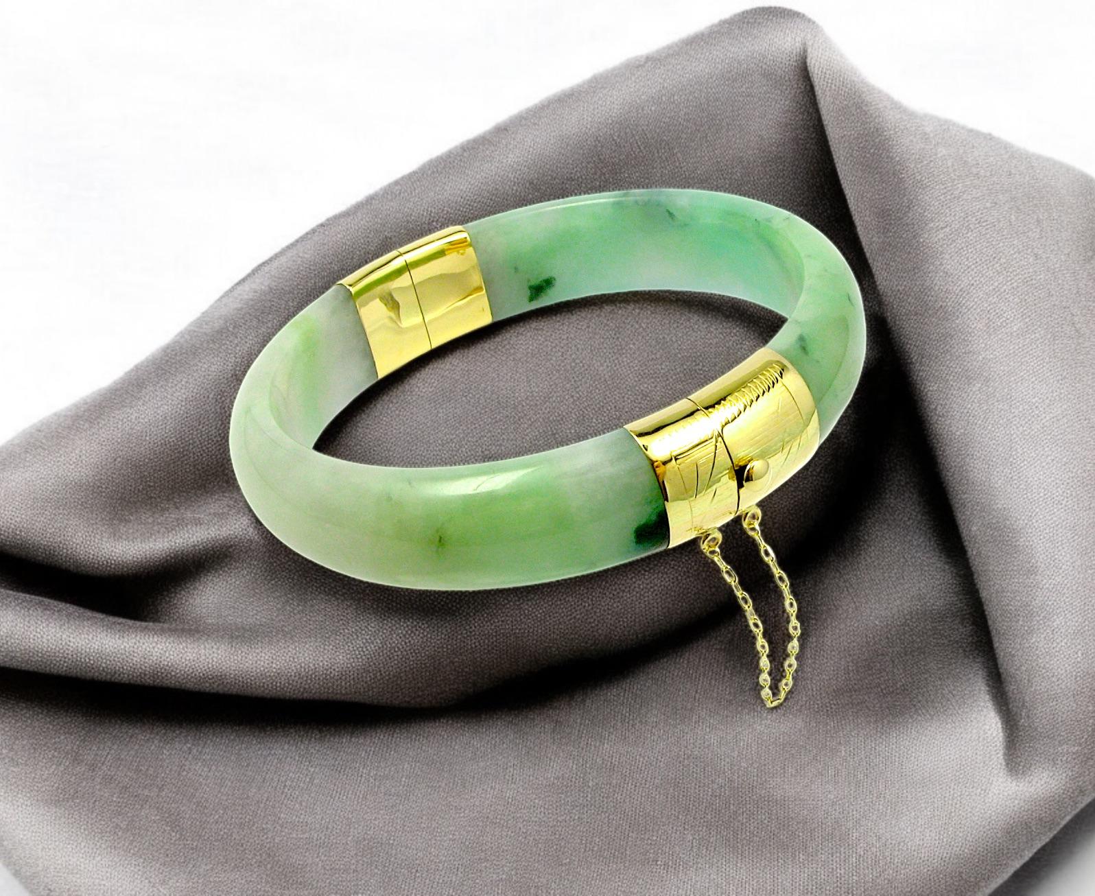 1883 Viceroy's Elliptical Burmese A-Jade Bangle Bracelet (with 14K Yellow Gold) For Sale 8
