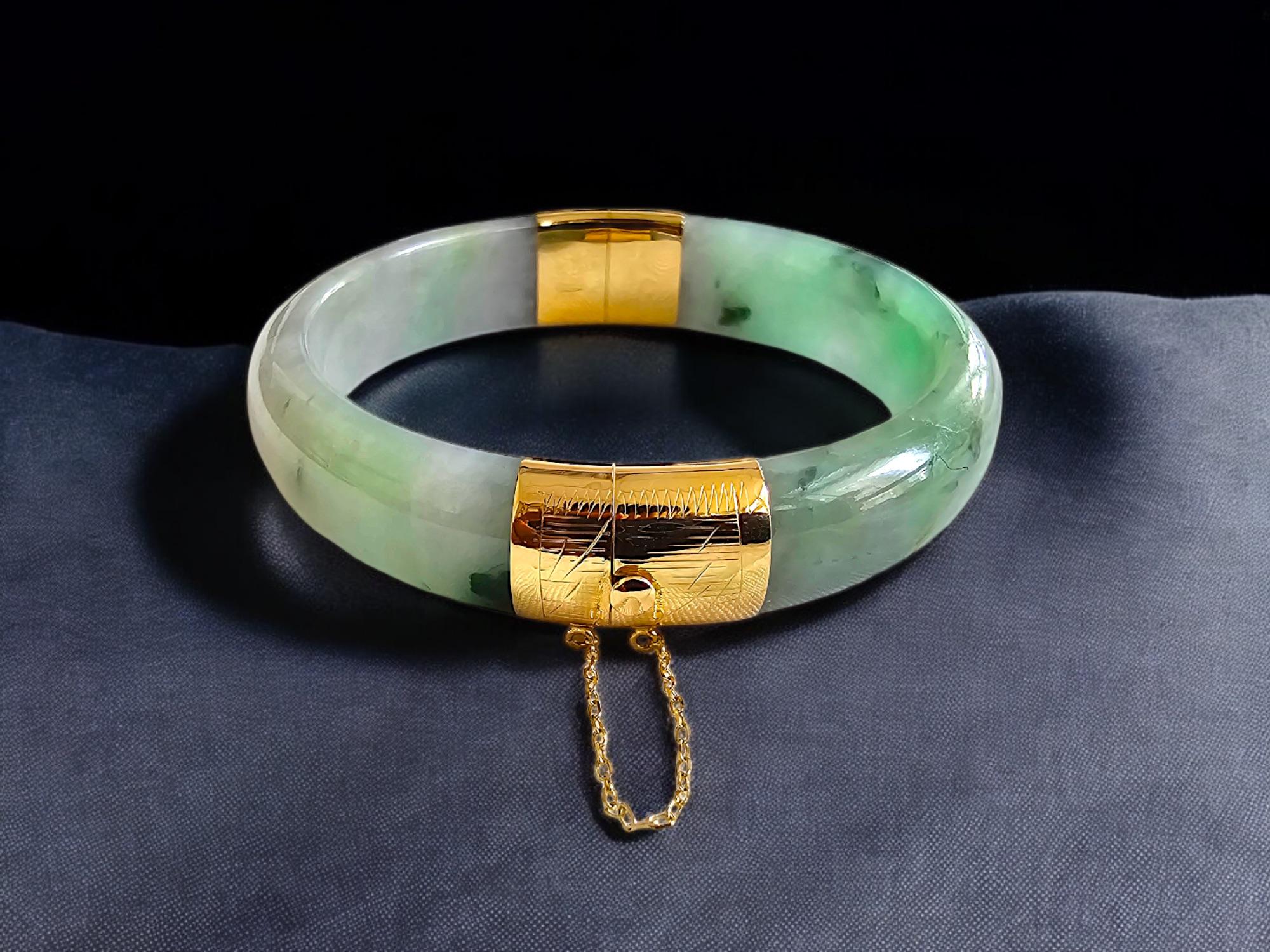 1883 Viceroy's Elliptical Burmese A-Jade Bangle Bracelet (with 14K Yellow Gold) For Sale 1