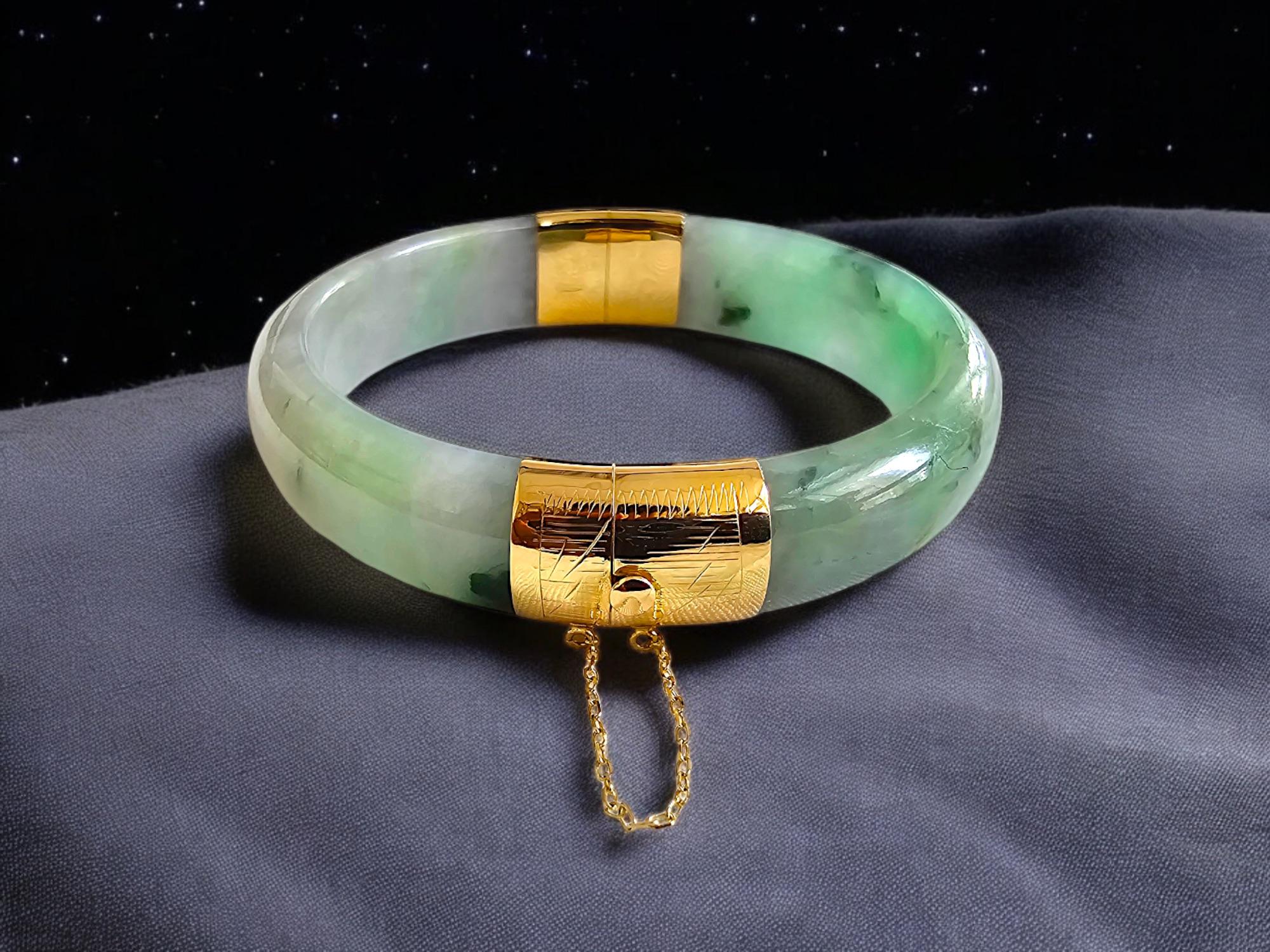 1883 Viceroy's Elliptical Burmese A-Jade Bangle Bracelet (with 14K Yellow Gold) For Sale 2