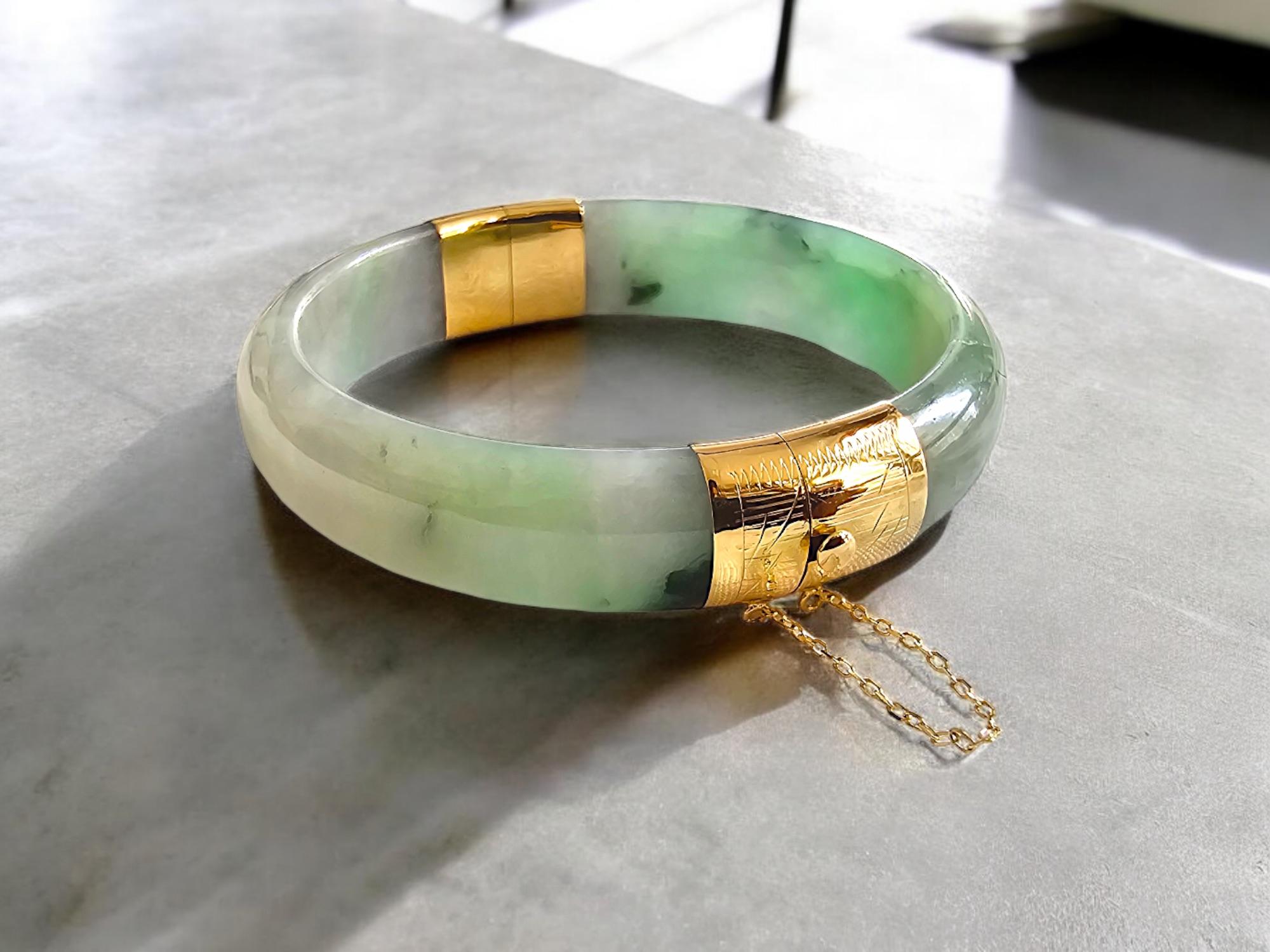 1883 Viceroy's Elliptical Burmese A-Jade Bangle Bracelet (with 14K Yellow Gold) For Sale 3