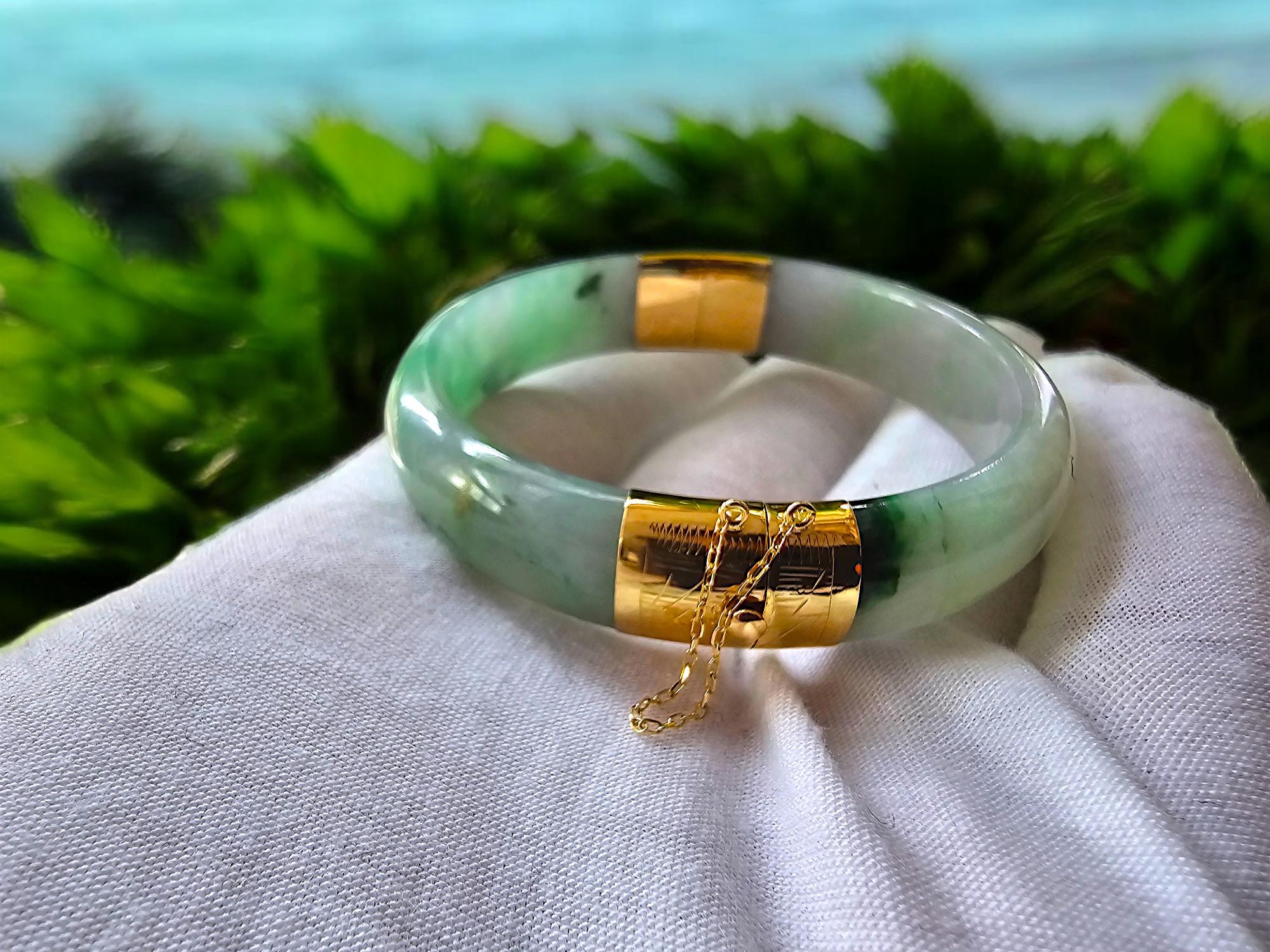 1883 Viceroy's Elliptical Burmese A-Jade Bangle Bracelet (with 14K Yellow Gold) For Sale 4