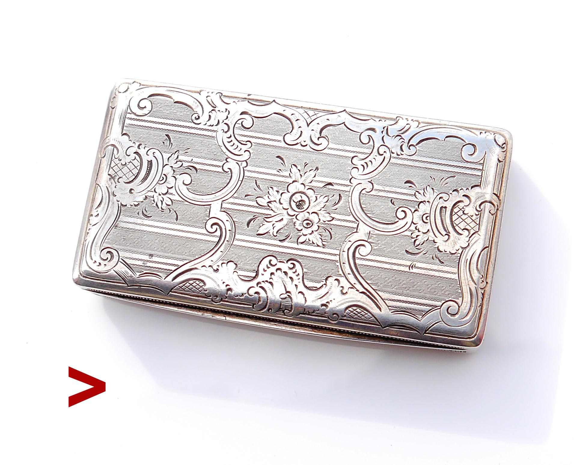 Caja de plata vienesa antigua con adornos florales, elementos grabados a máquina y a mano. Dorado interior .

Tamaño: 75 mm x 41 mm en los ejes x 13,5 mm de grosor. Peso: 50 gramos

Usada, en buen estado, totalmente funcional, con pequeños arañazos