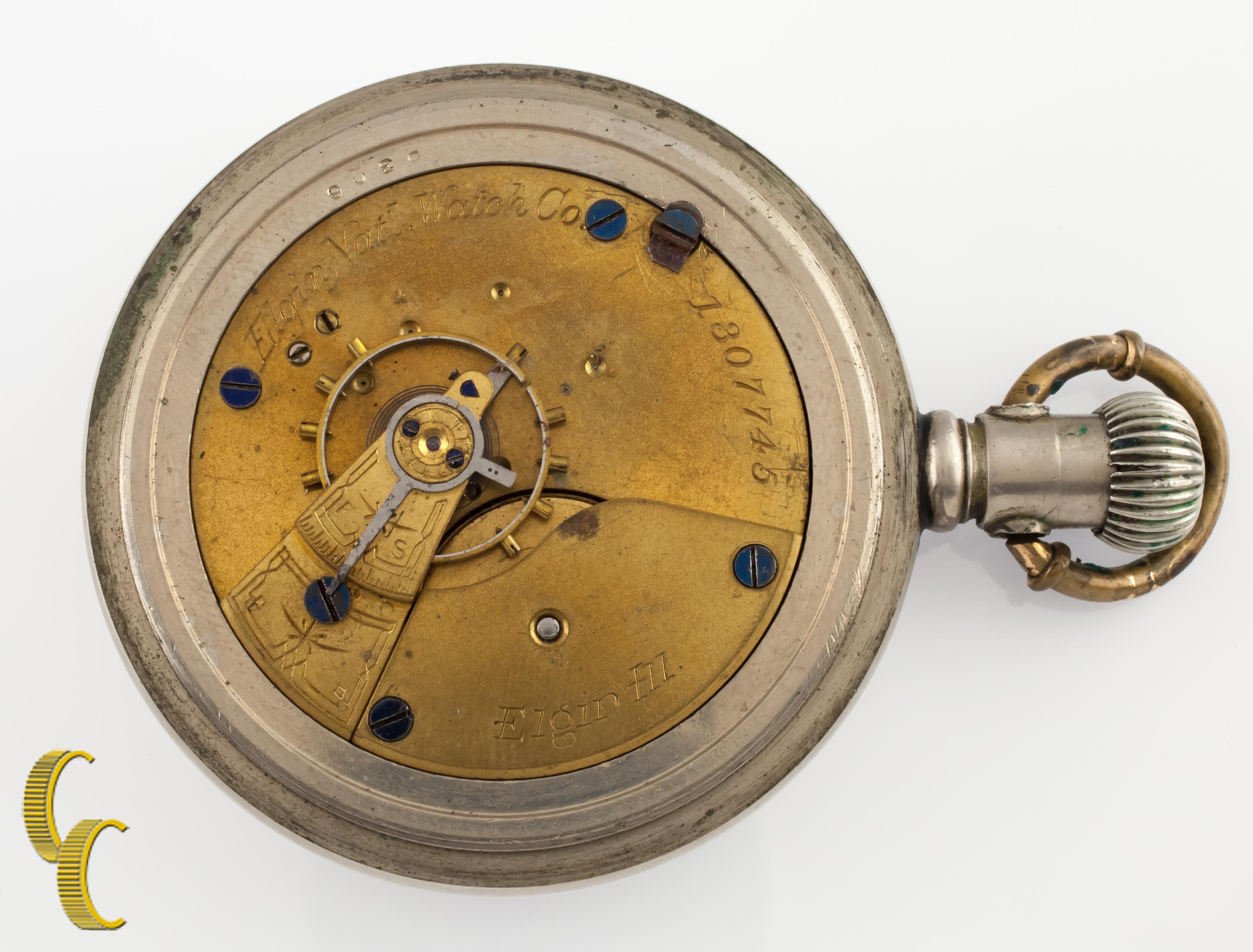 Belle montre de poche ancienne Elgin avec cadran blanc comprenant des aiguilles bleues et un cadran dédié aux secondes (trotteuse manquante).
Affaire Silverode.
Chiffres romains noirs.
Numéro de série 525305.
Mouvement Elgin à 7 rubis, numéro de