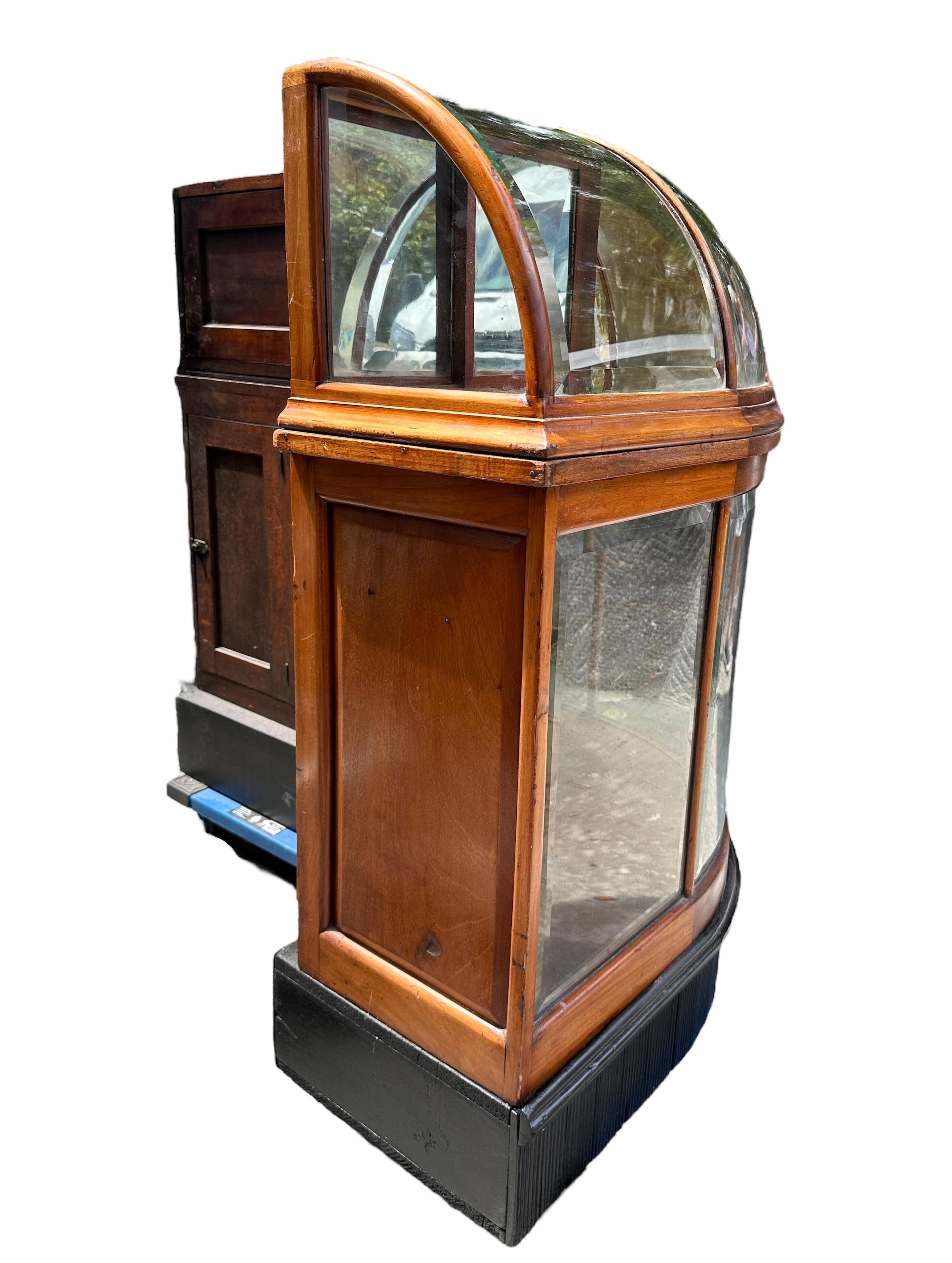 1884 Vetrina inglese vittoriana di qualità museale in vetro curvo.

Straordinaria vetrina in vetro curvato. Questo antico cofanetto in mogano, composto da tre pezzi, presenta un vetro curvo originale smussato sulla parte superiore. L'interno ha le