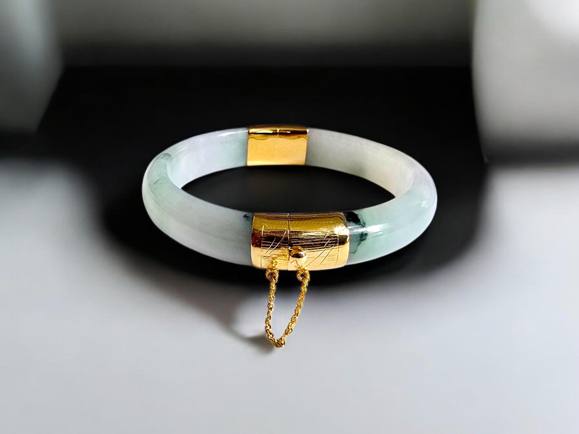 1884 Viceroy's Elliptical Burmese A-Jade Bangle Bracelet (with 14K Yellow Gold) For Sale 8