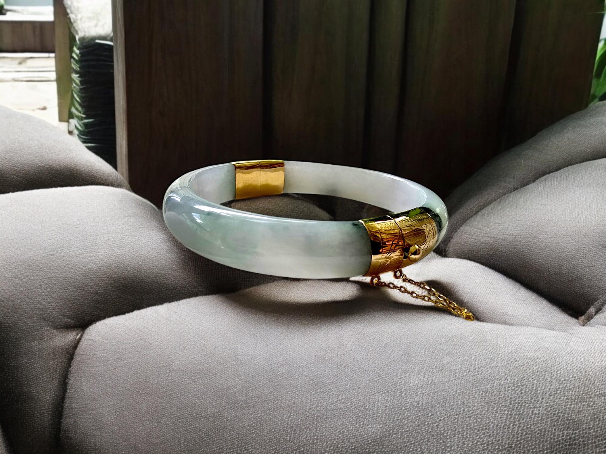 1884 Viceroy's Elliptical Burmese A-Jade Bangle Bracelet (with 14K Yellow Gold) In New Condition For Sale In Kowloon, HK
