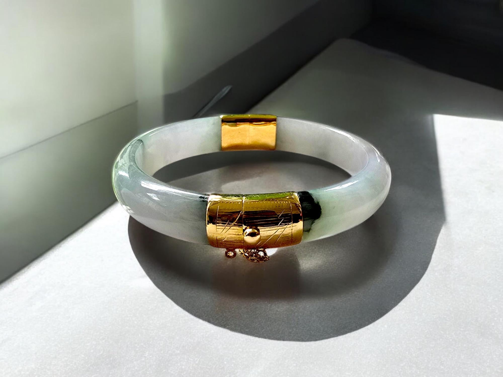 Women's or Men's 1884 Viceroy's Elliptical Burmese A-Jade Bangle Bracelet (with 14K Yellow Gold) For Sale