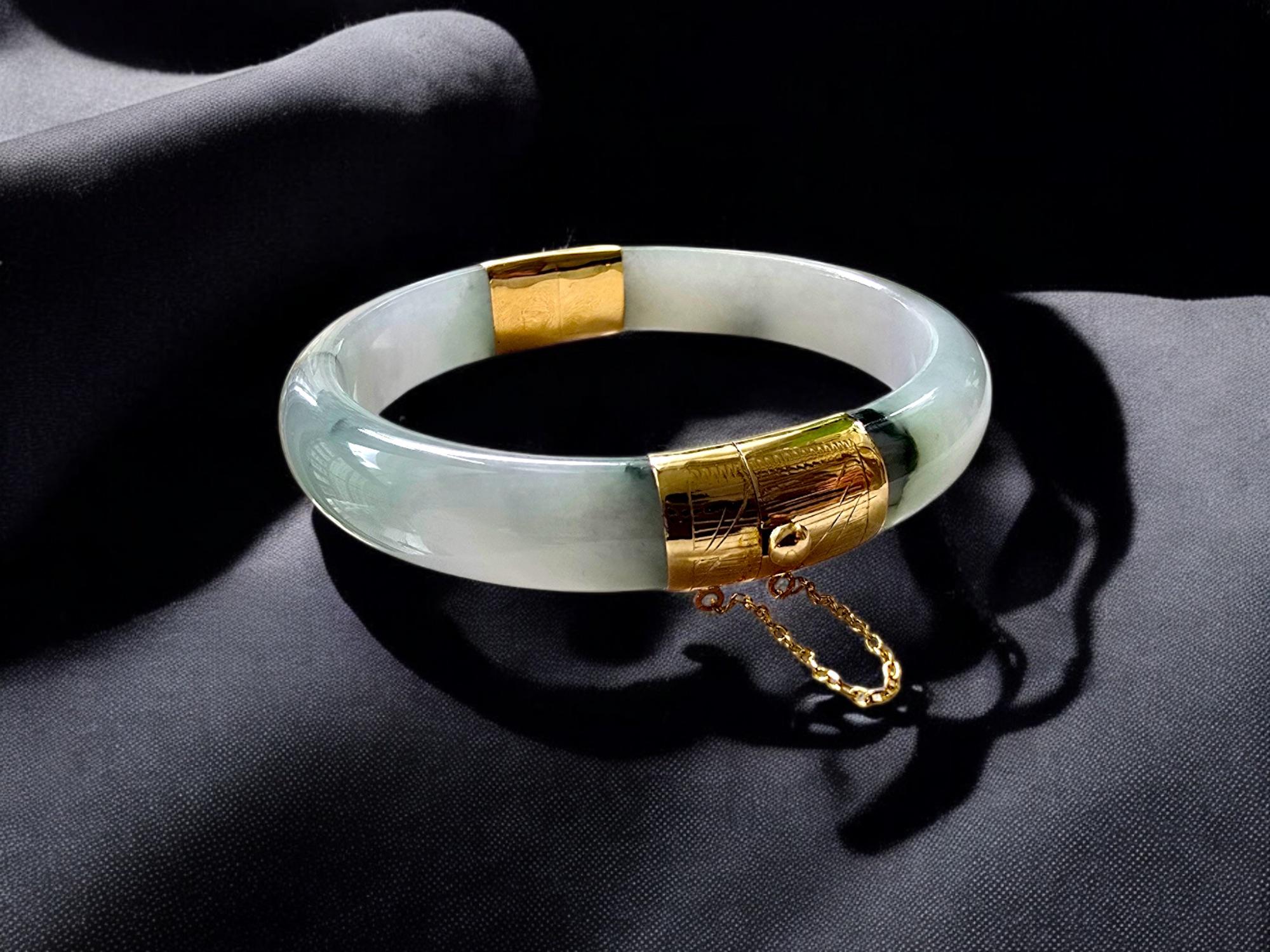 1884 Viceroy's Elliptical Burmese A-Jade Bangle Bracelet (with 14K Yellow Gold) For Sale 4
