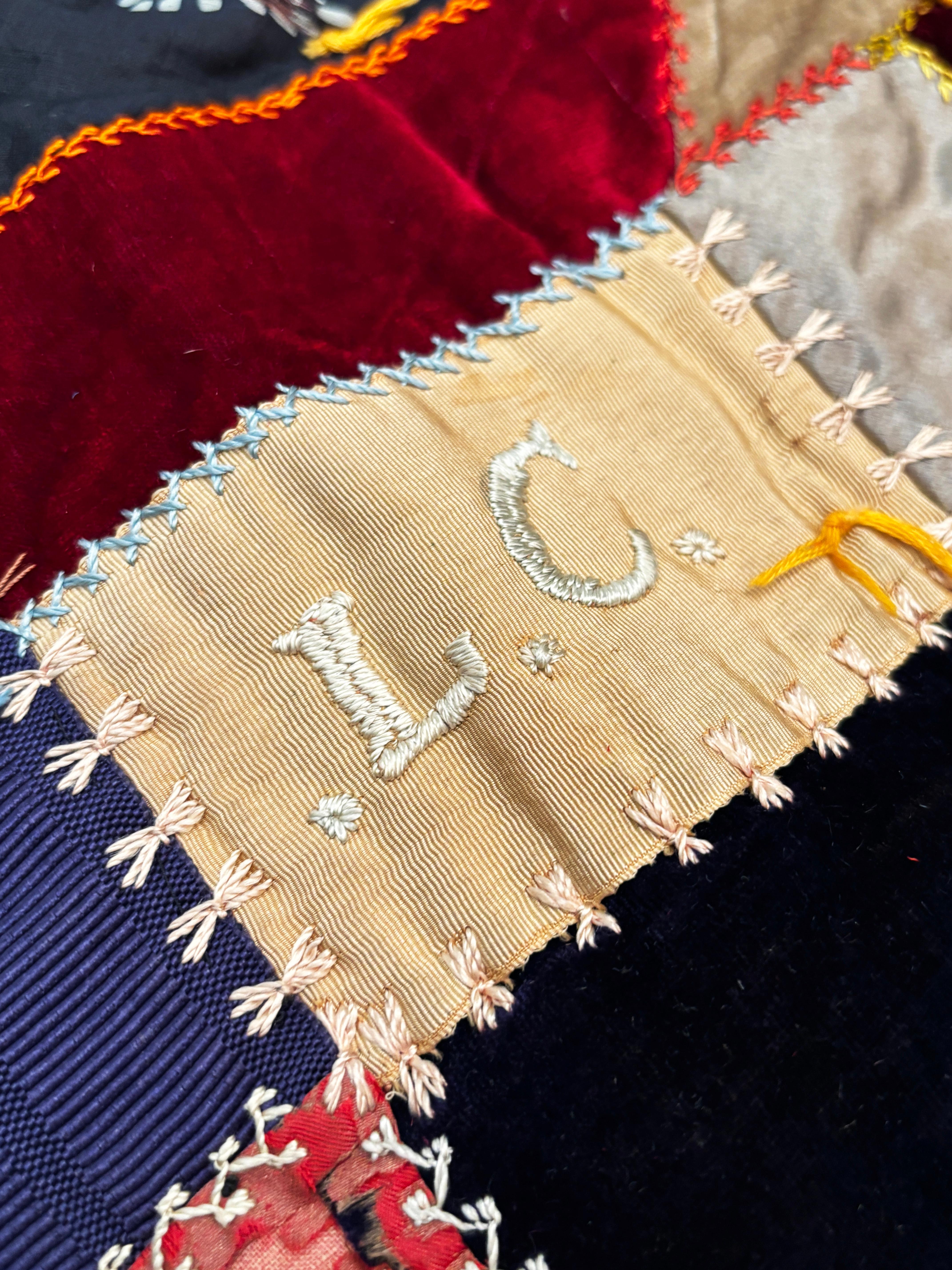 Ce crazy quilt folklorique du Kentucky datant de 1895 est une véritable œuvre d'art. La sélection de tissus brillants et uniques de l'époque est combinée de façon aléatoire à la manière d'un vitrail. Des travaux à l'aiguille d'une qualité artistique