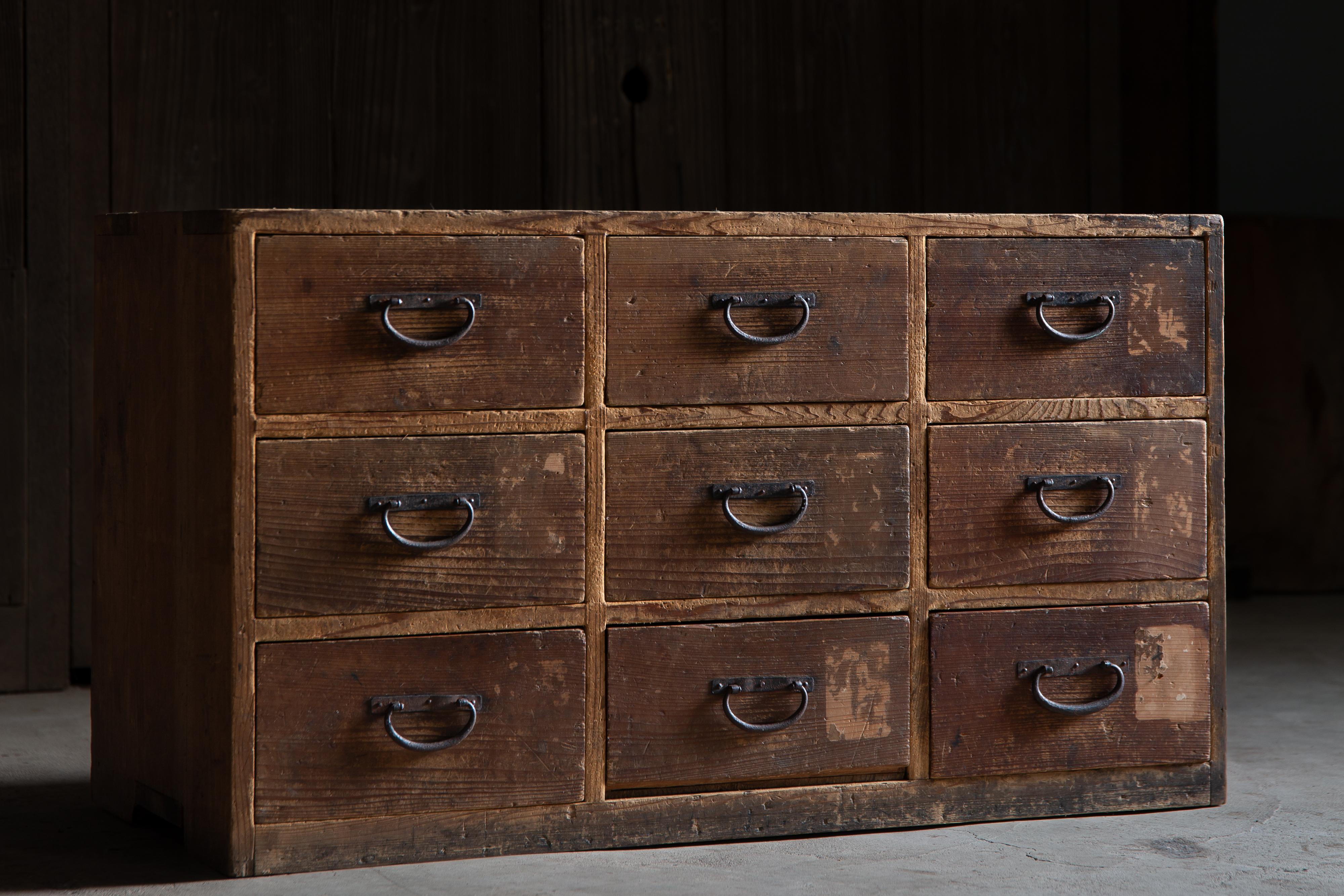 1886 (Meiji 19) Japanese antique dougu tansu, tool chest of drawers wabi sabi In Good Condition For Sale In 常陸大宮市, JP
