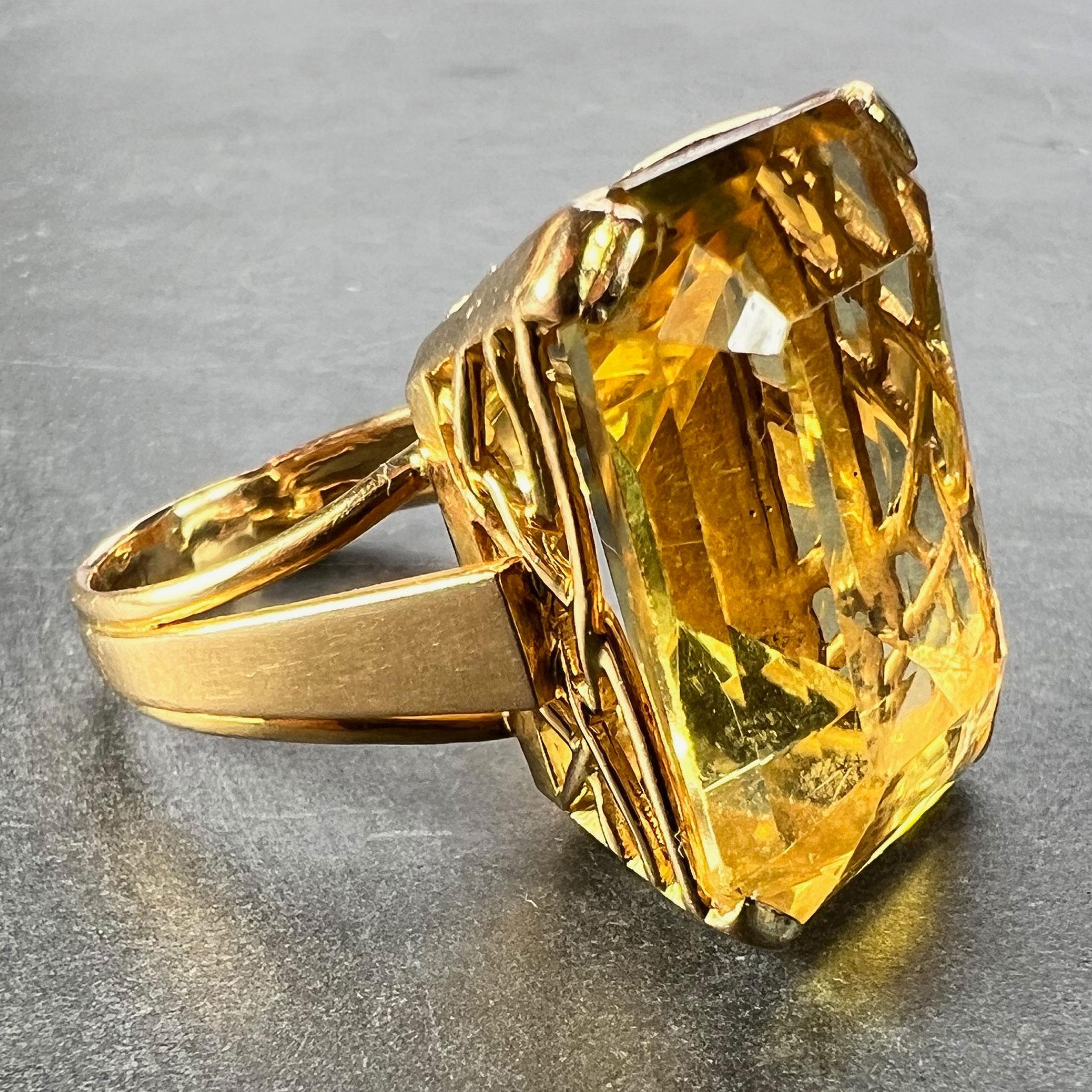 18.87 Carat Citrine 18 Karat Yellow Gold Retro Cocktail Ring In Good Condition For Sale In London, GB