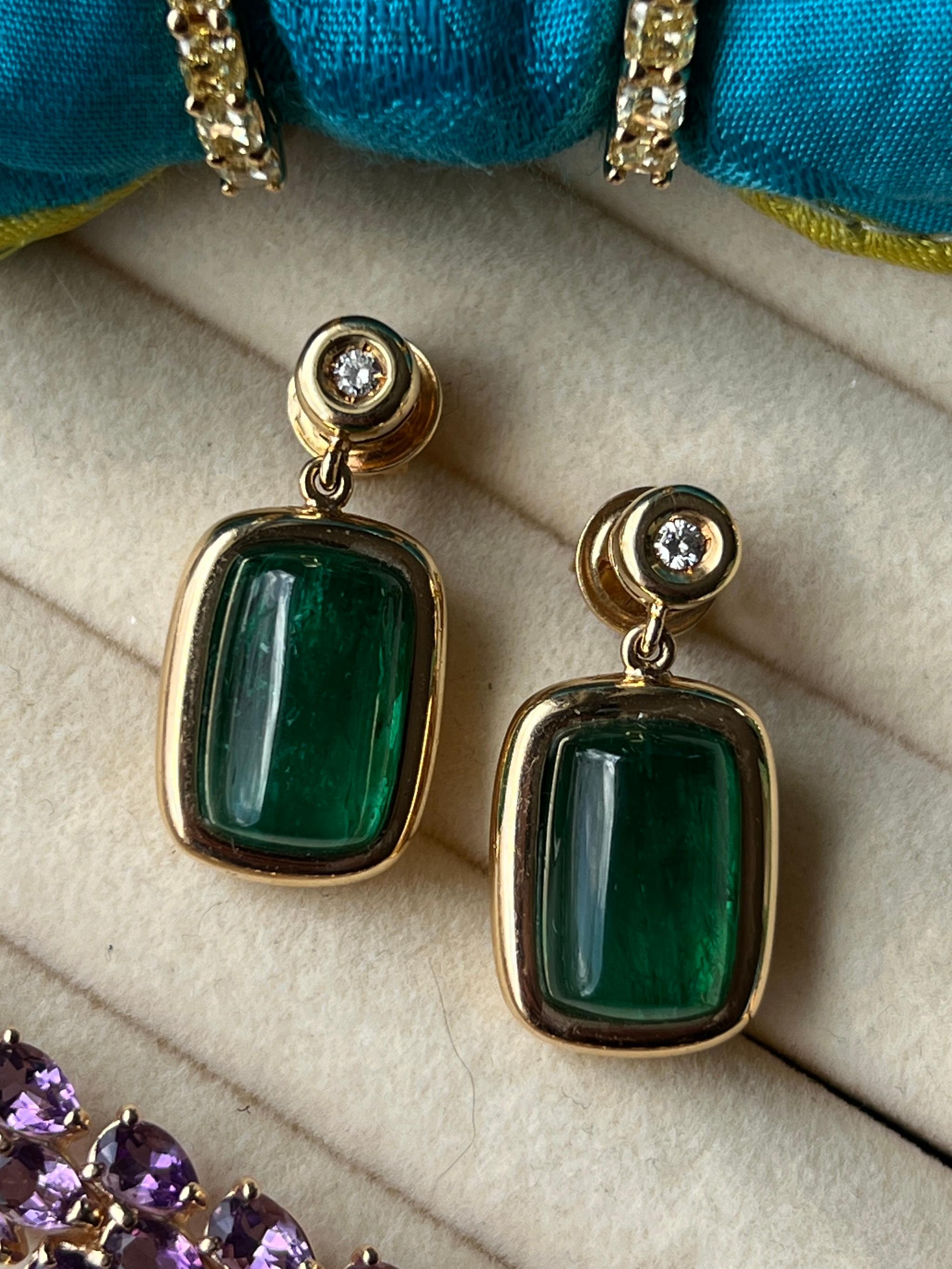 Paire de boucles d'oreilles contemporaines en or jaune 18 carats mettant en valeur deux cabochons d'émeraude taille coussin totalisant environ 18,88 carats. Les émeraudes séduisent par leur couleur vert forêt profond. Chaque émeraude est couronnée
