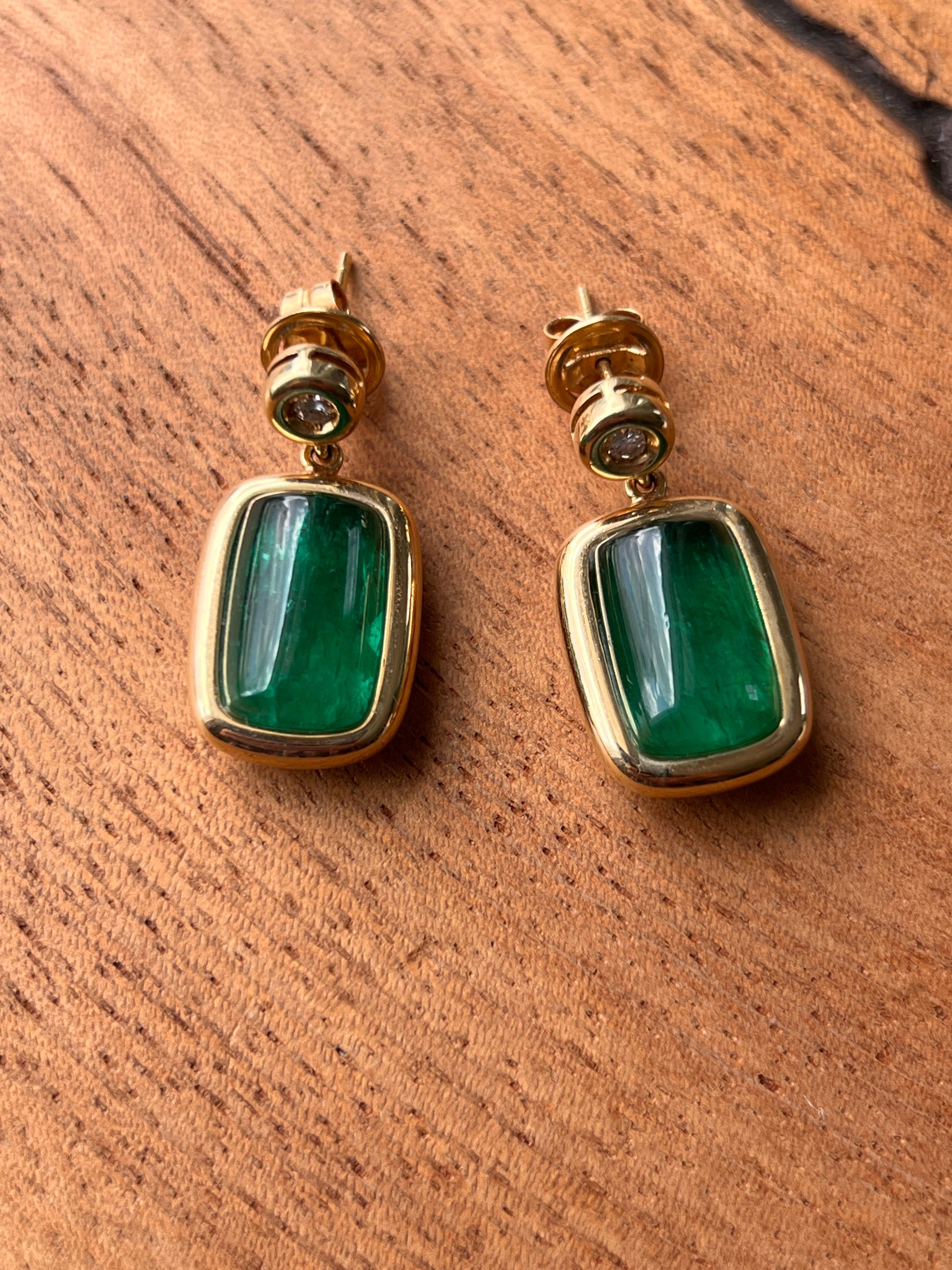 Contemporain 18.88 tcw Cabochon Emeraude & Diamant Boucles d'oreilles pendantes en or jaune 18k en vente