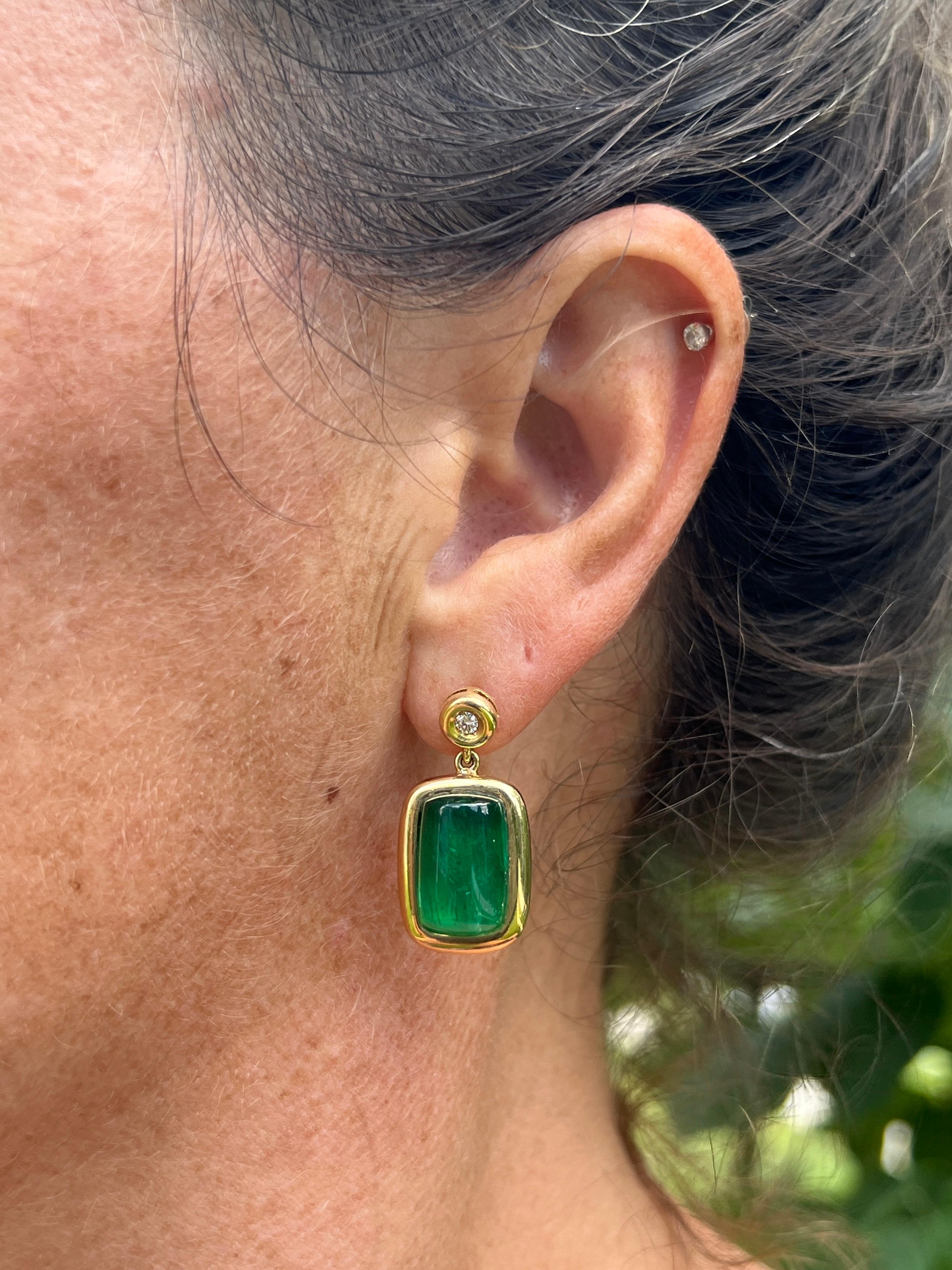 Taille cabochon 18.88 tcw Cabochon Emeraude & Diamant Boucles d'oreilles pendantes en or jaune 18k en vente
