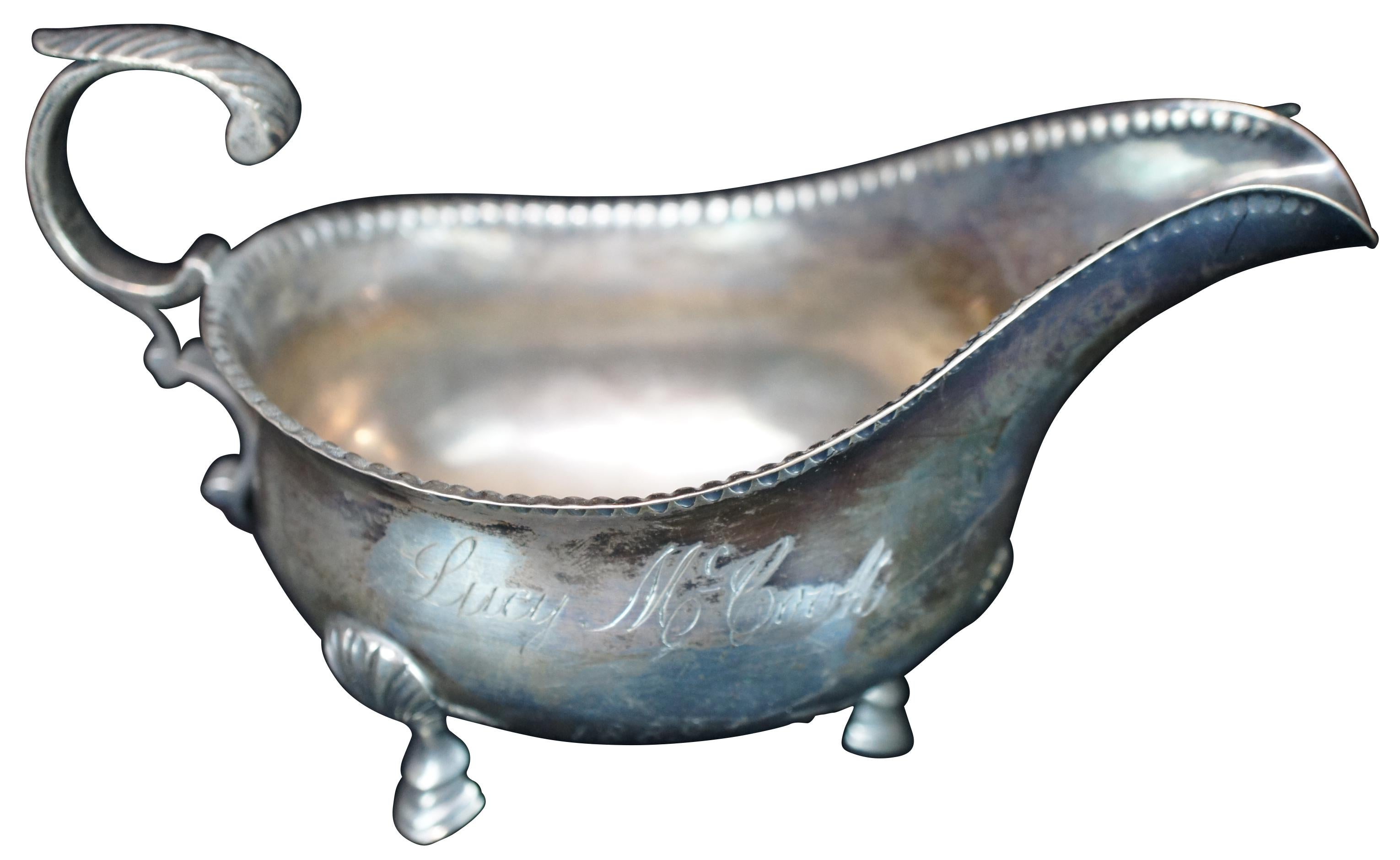 Lattiera, brocca o salsiera ornata in stile georgiano di A. Newsalt, con beccuccio allungato con bordo decorato, manico a serpentina e base angolata con zoccolo. Inciso Lucy McCook 1889. Marchio Sterling 925 164 sulla base. Misura: 5.5