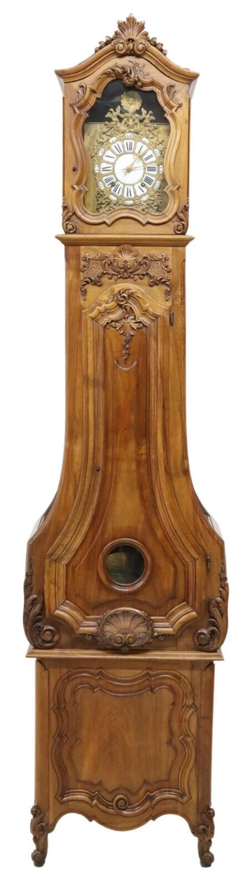 Magnifique horloge ancienne, de forme allongée, française,  Louis XV Style,  Noyer, feuillage, doré,  1889, 19e siècle !

Cette exquise horloge ancienne de style longcase incarne l'opulence du design français dans le style Louis XV. Fabriqué en 1889