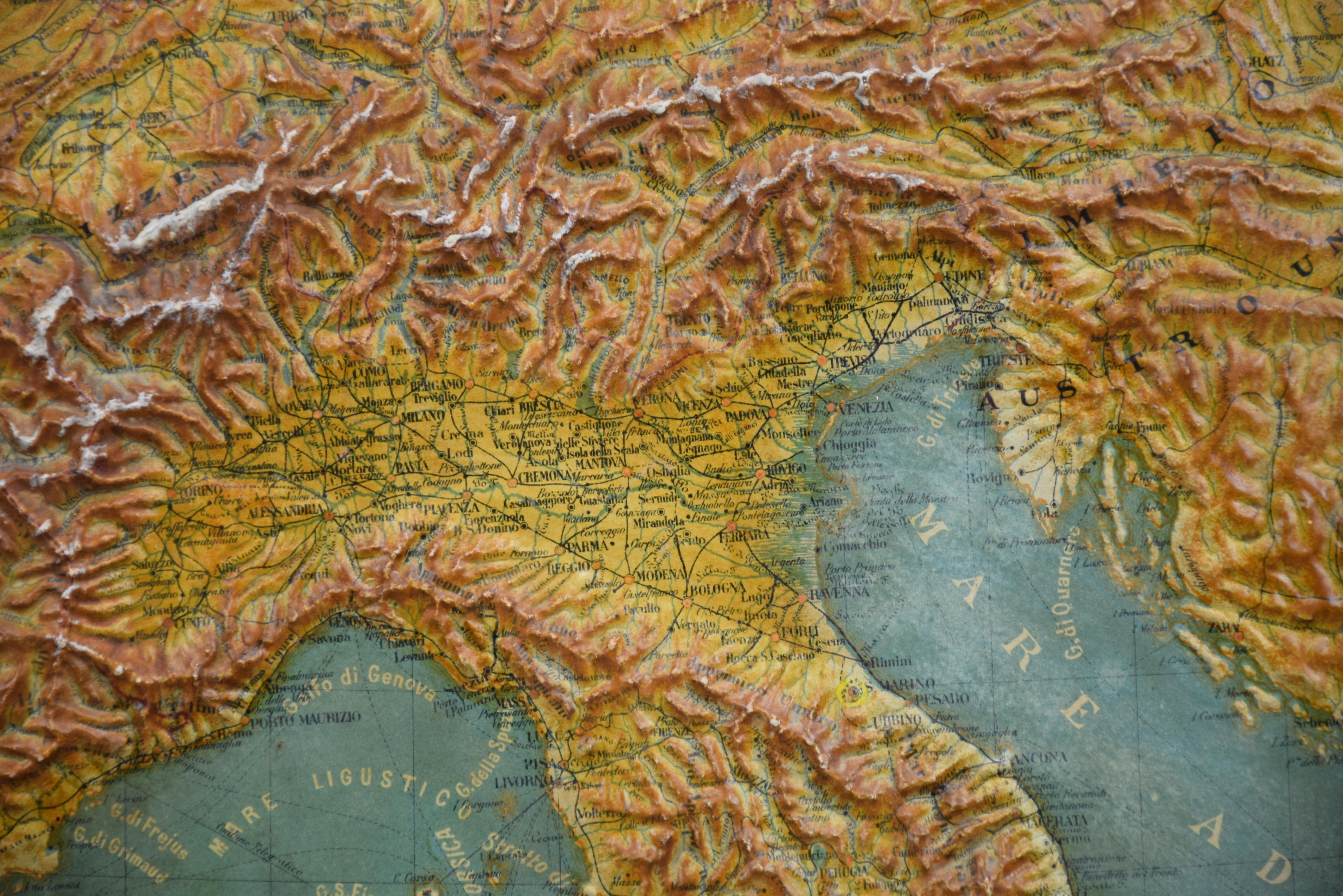 1889 Karte von Italien in 3D-Relief im Angebot 3