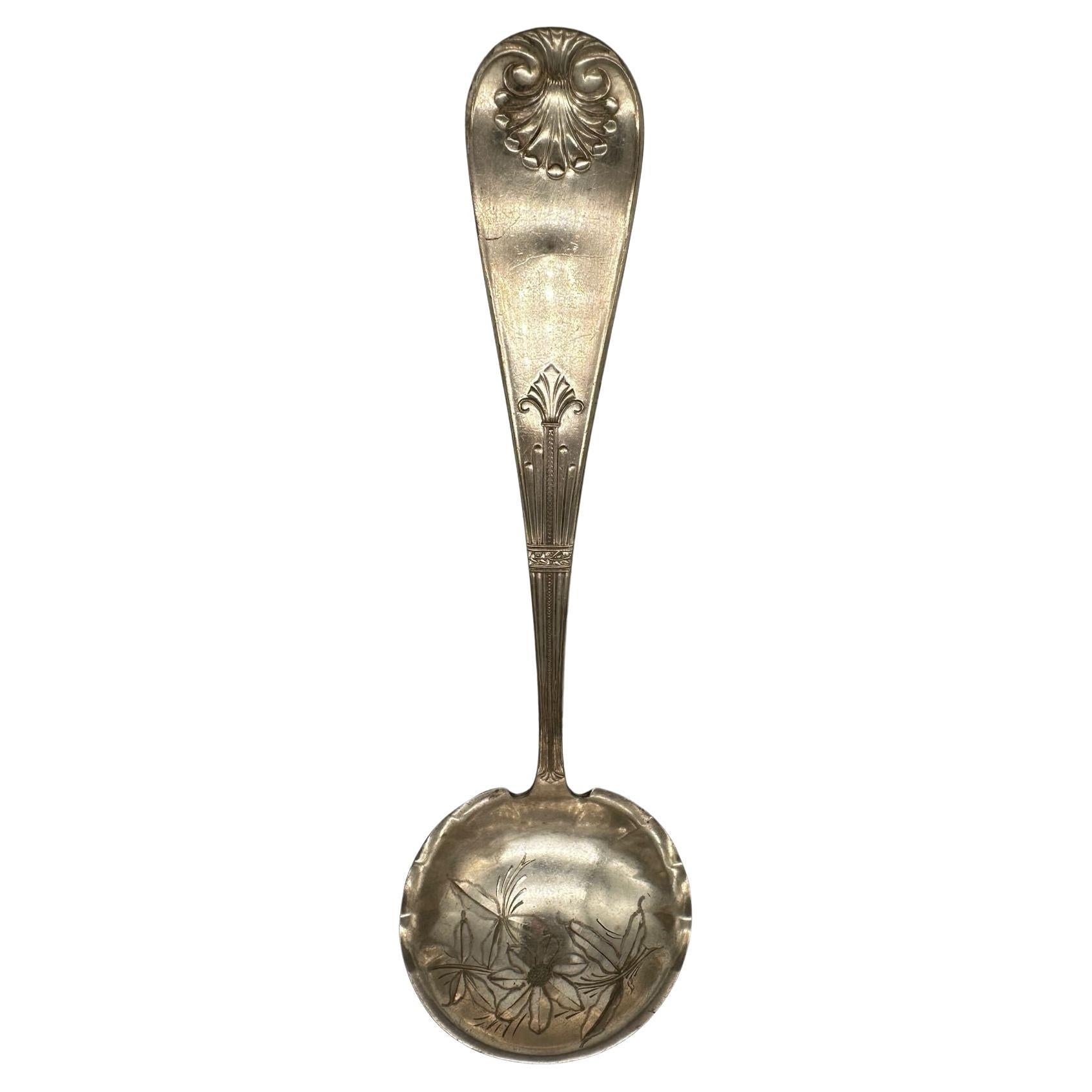 1889 Towle Mfg. Co Shell II Pattern Grande louche à soupe Mono Grammée "Fox" en vente