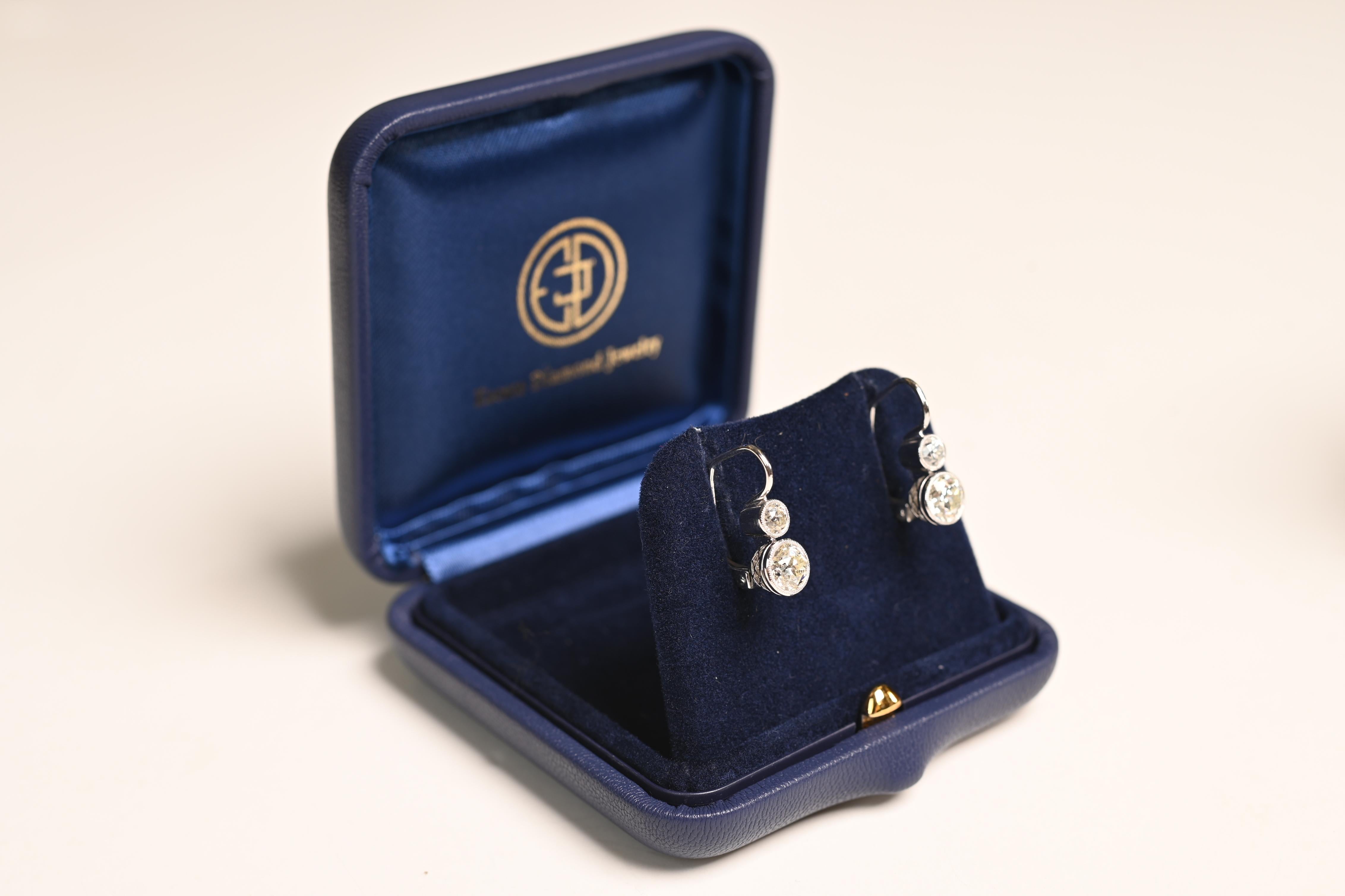 Diese exquisiten Diamantohrringe zeigen die zeitlose Eleganz von Diamanten im alten europäischen Schliff in einer raffinierten Lünettenfassung. Im Mittelpunkt jedes Ohrrings steht ein atemberaubender Diamant im alteuropäischen Schliff, wobei das