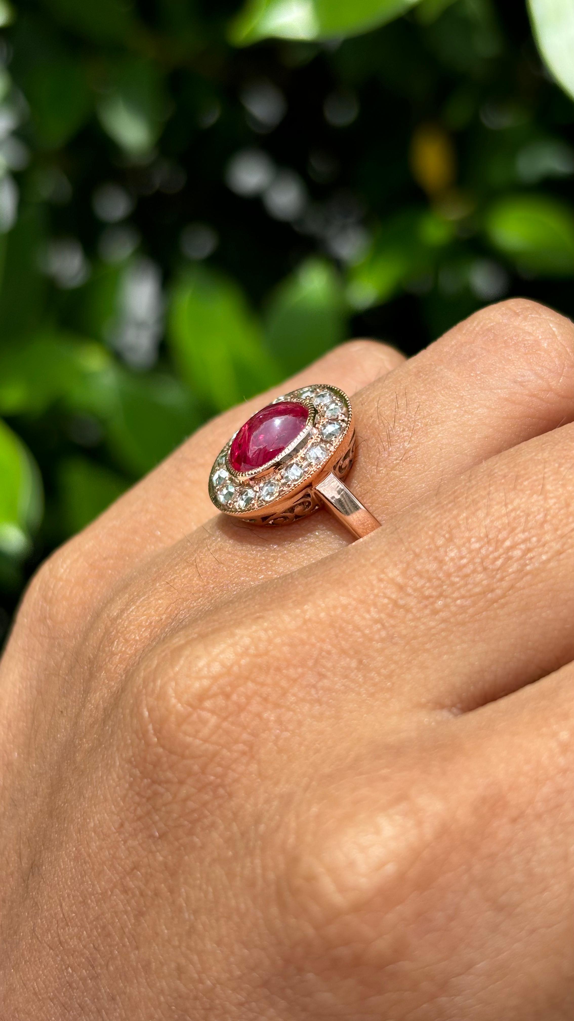 1,88 Karat Rubin Cabochon & Diamanten im Rosenschliff Nietenring aus 18 Karat Roségold im Angebot 3