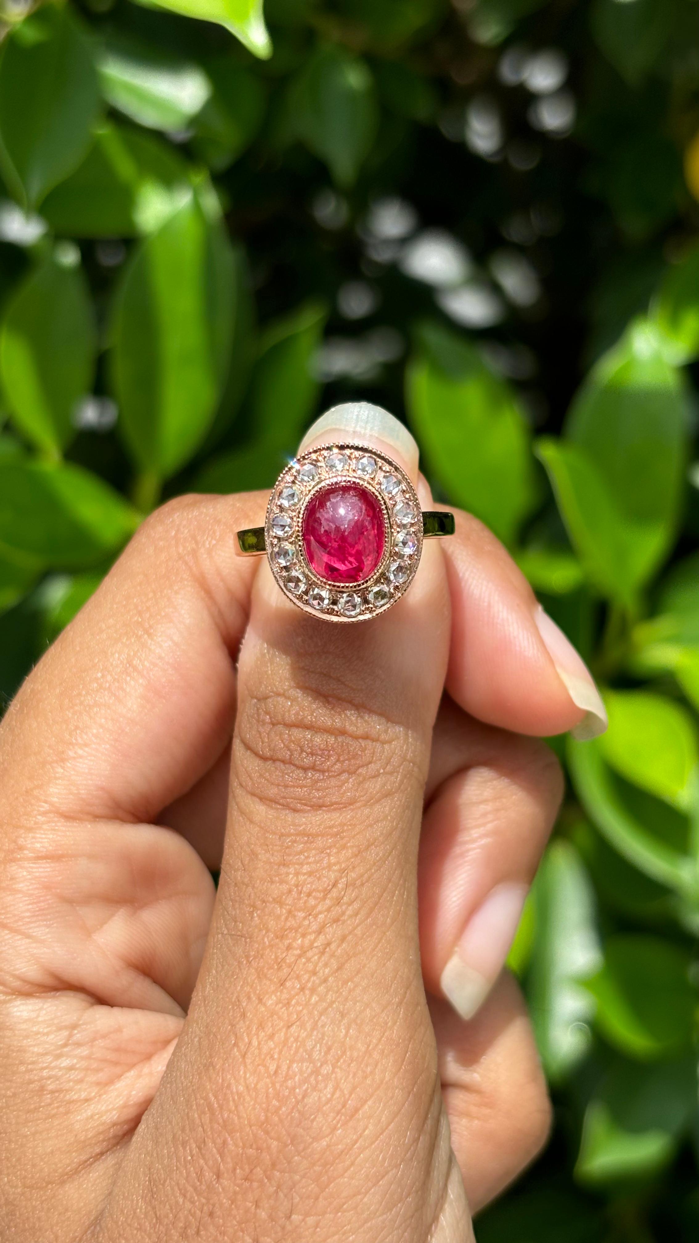 Lassen Sie sich von der schieren Eleganz dieses exquisiten Statement-Rings verzaubern, der Ihr Herz auf den ersten Blick erobern wird!

Das Herzstück dieses Rings ist ein prächtiger roter Rubin von 1,88 Karat. Dieser Rubin ist ein echtes Naturjuwel.