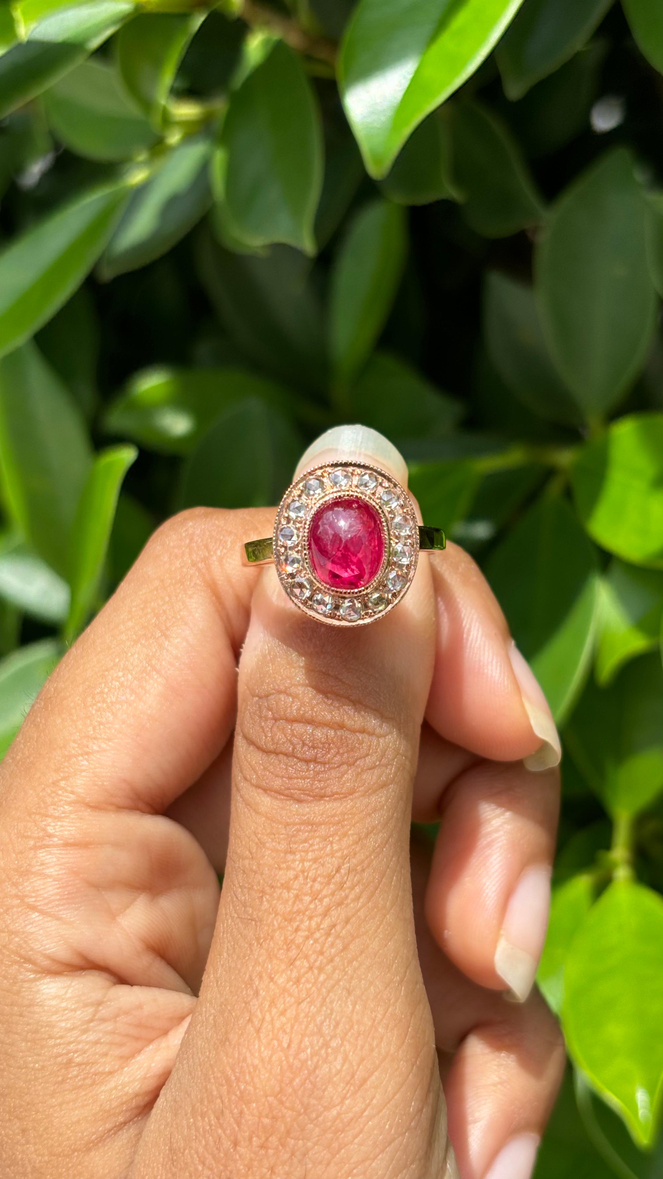1,88 Karat Rubin Cabochon & Diamanten im Rosenschliff Nietenring aus 18 Karat Roségold (Ovalschliff) im Angebot