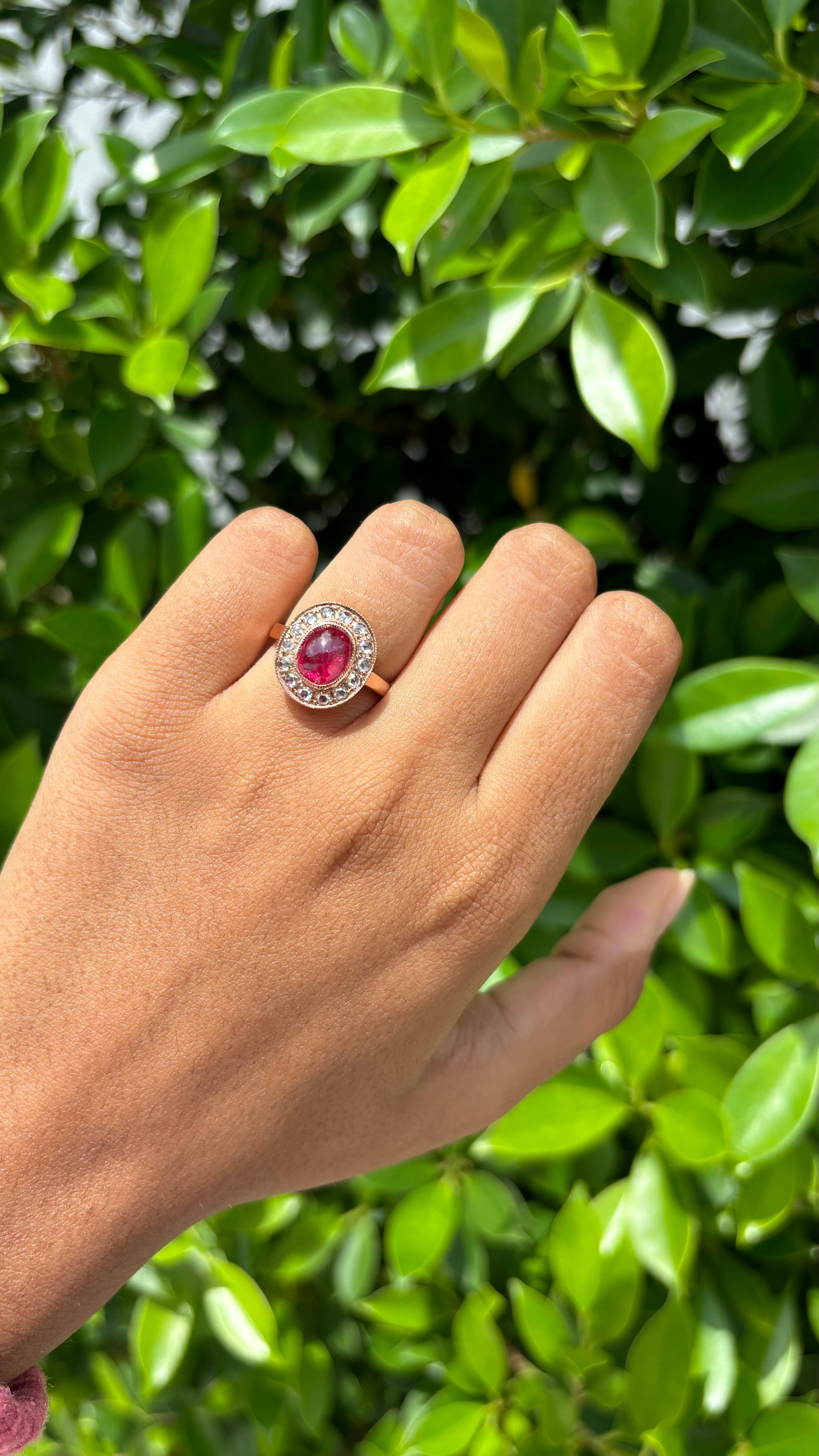 1,88 Karat Rubin Cabochon & Diamanten im Rosenschliff Nietenring aus 18 Karat Roségold im Zustand „Neu“ im Angebot in Bangkok, TH