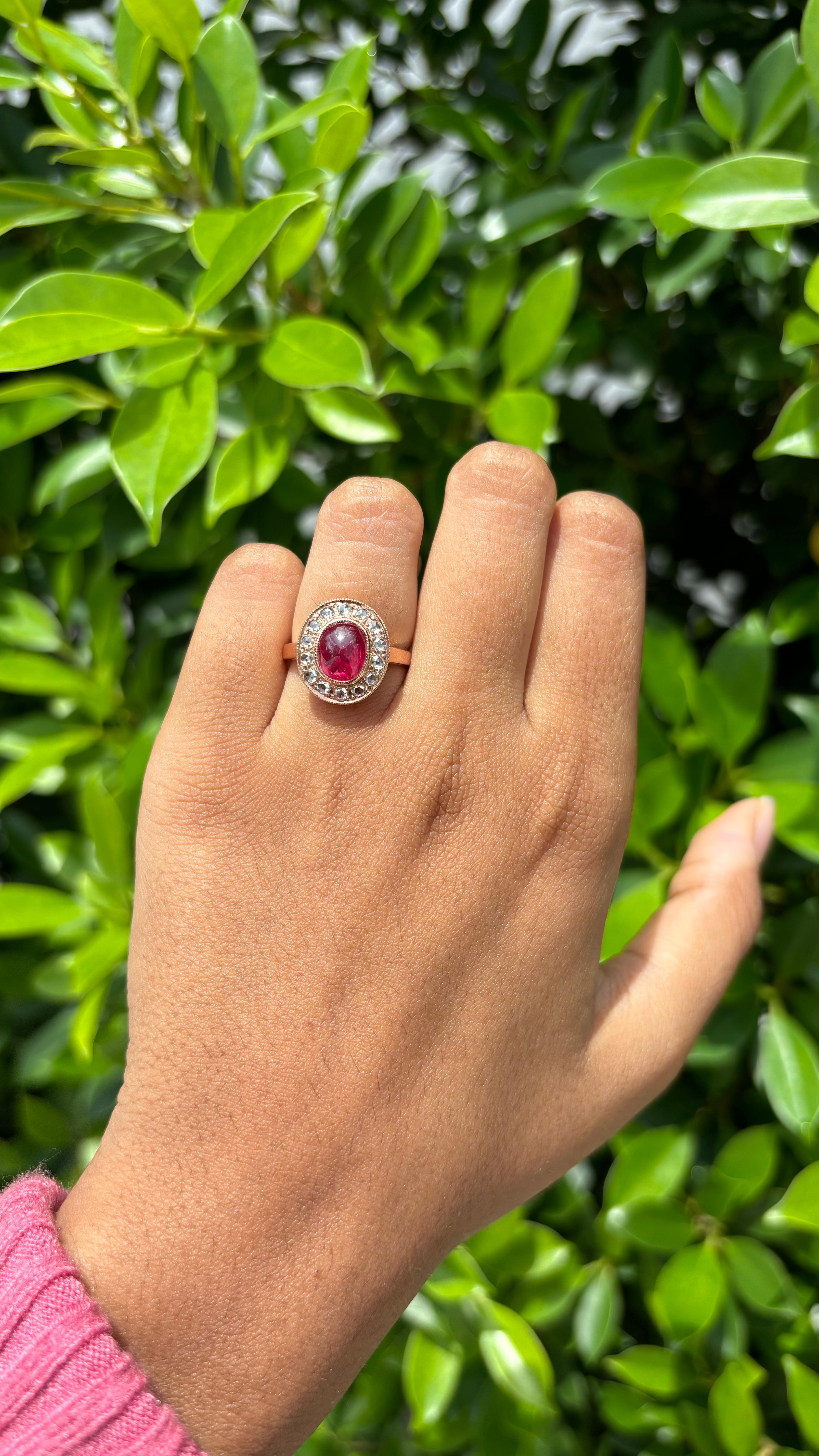 1,88 Karat Rubin Cabochon & Diamanten im Rosenschliff Nietenring aus 18 Karat Roségold Damen im Angebot