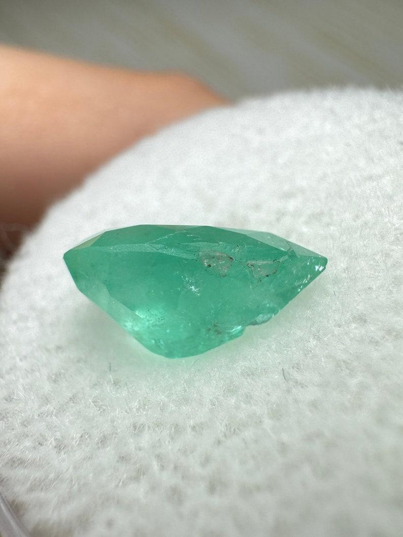 Esmeralda verde colombiana de 1,89 quilates 10,6x7,4 - Lágrima talla pera Birthstone de mayo Moderno en venta