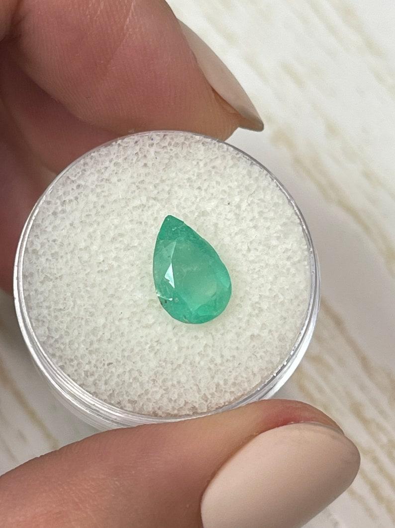 Esmeralda verde colombiana de 1,89 quilates 10,6x7,4 - Lágrima talla pera Birthstone de mayo en Nuevo estado para la venta en Jupiter, FL