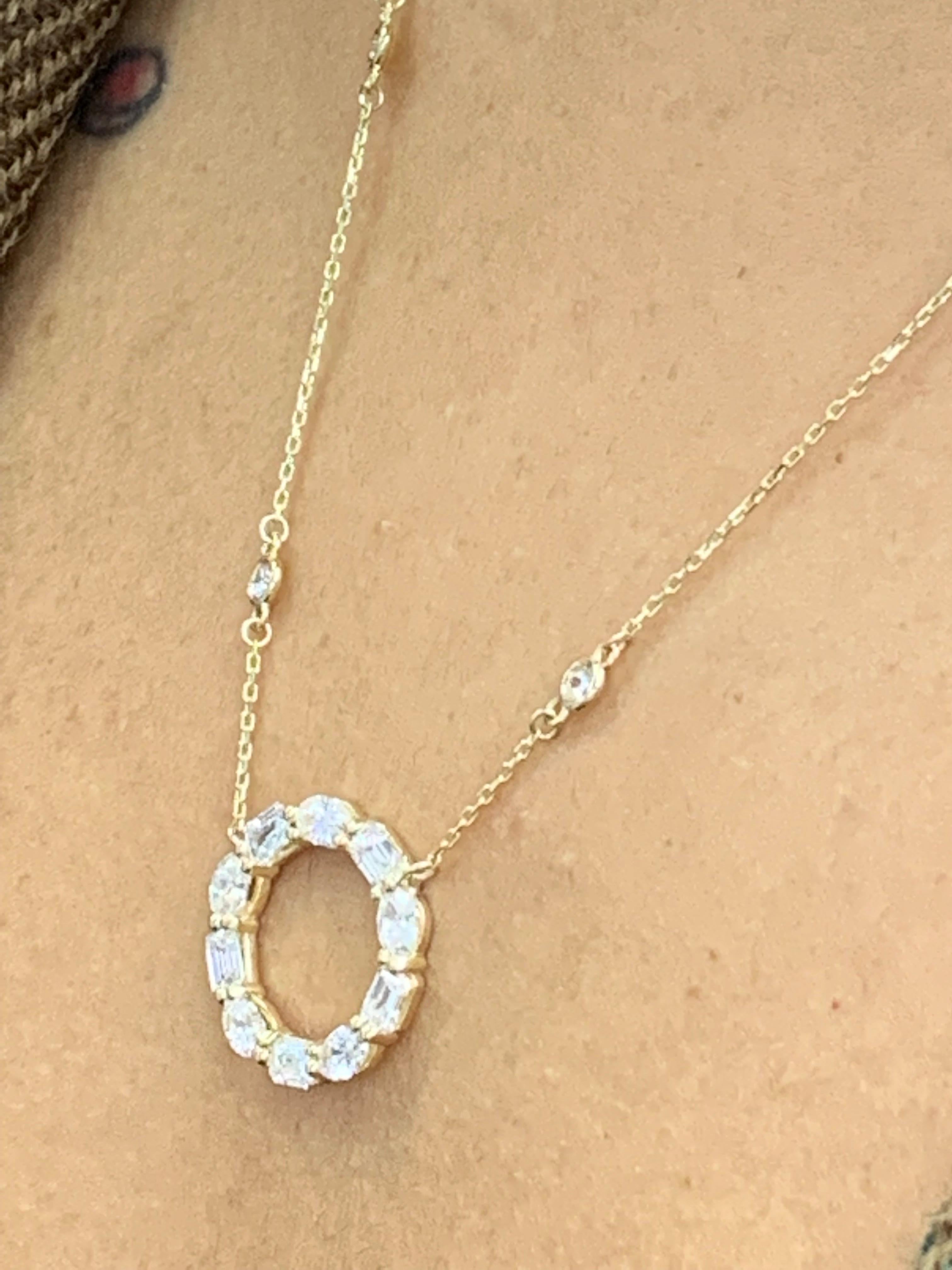 Collier à pendentif cercle en or jaune 14 carats avec diamants de forme mixte de 1,89 carat en vente 9